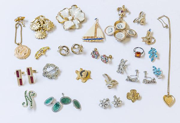 Assembled Vintage Costume Jewelry (1 of 8)