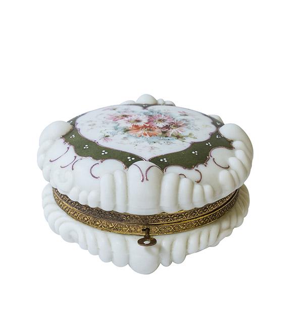 Marked Wavecrest Dresser Box With Key: Wavecrest baroque shell mold, hinged, jewel box with key. A rare design of a heart in the center of the round jewelry box. The heart is filled with several daises with raised enamel highlights. Around