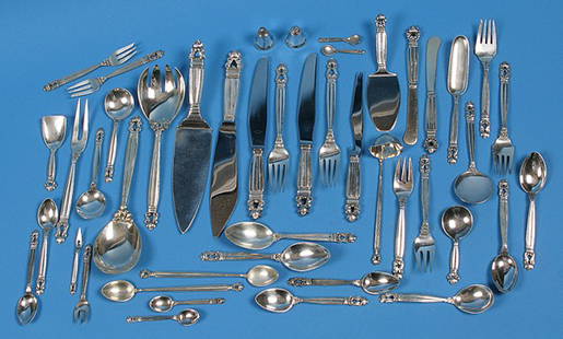 Georg Jensen Sterling Flatware "Acorn": 150 pieces Denmark, Johan Rohde, 13 dinner forks, 16 salad forks, 10 teaspoons, 18 lagre spoons, 8 ice tea spoons, 12 salad forks, 12 cream soup, 8 skinny forks, 14 varioiusa size small spoons, 7 0dd