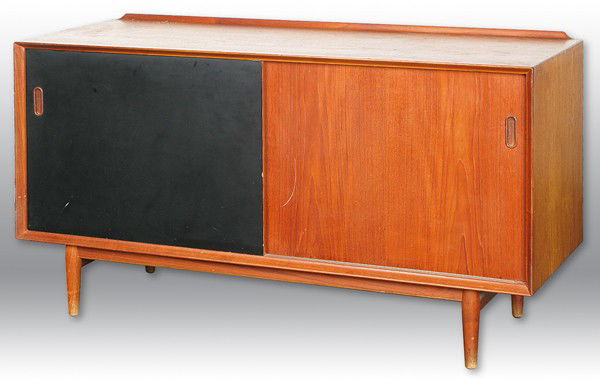 Arne Vodder Sibast Credenza: Danish teak cabinet, tapered back splash on tapered legs, two sliding doors, one ebony, ample storage, four removable serving trays, Manufactured by George Tanier Selection, branded mark Size: 30.75H