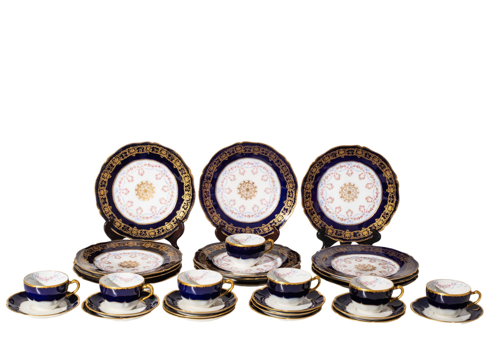 Haviland Cobalt Blue & Gilt Tablewear: Haviland Cobalt Blue & Gilt Tablewear (31) total piece set. 12 dinner plates- 9dia (3) damaged, 12 saucers- 5 1/2dia , 7 cups- 2 1/4h.