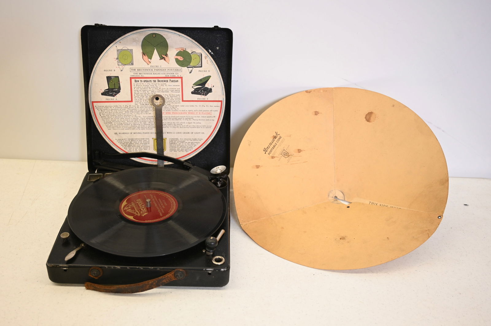 Brunswick Portable Suitcase Phonograph (1 of 12)
