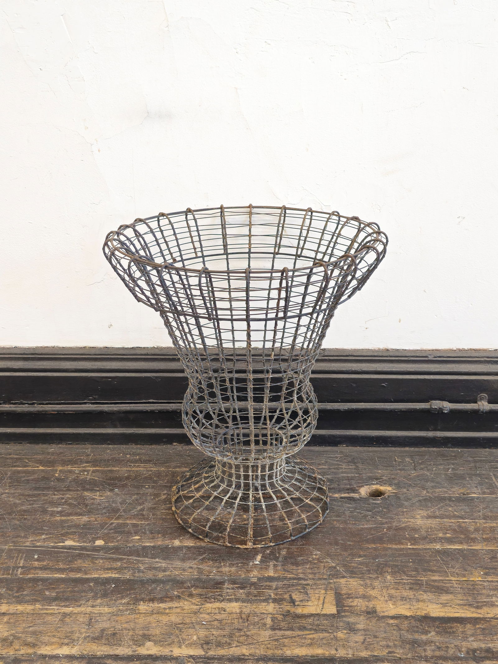 Wire Classical Garden Urn (1 of 3)