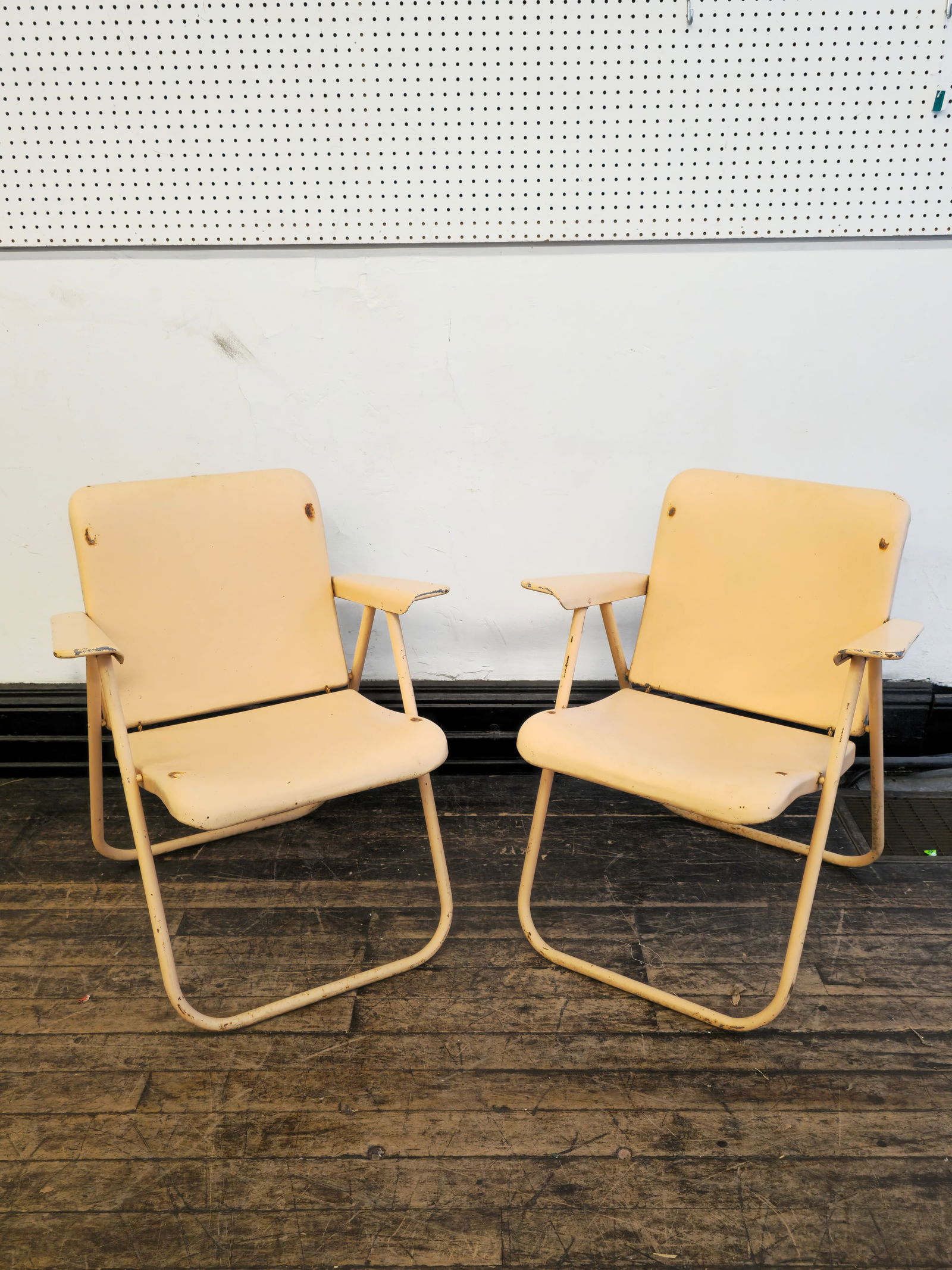 Russel Wright Outdoor Mid Century Modern Folding Chair: Russel Wright Outdoor Mid Century Modern Folding Chair. Pair. Samsonite. USA. 1950. Tubular metal. 26w x 19 1/2d x 30 1/2h, SH- 17 1/2h.