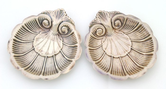 Georg Jensen: Two mastersalts with ornate shell pattern. Manufacturerd by Lunt. Sterling. 3"