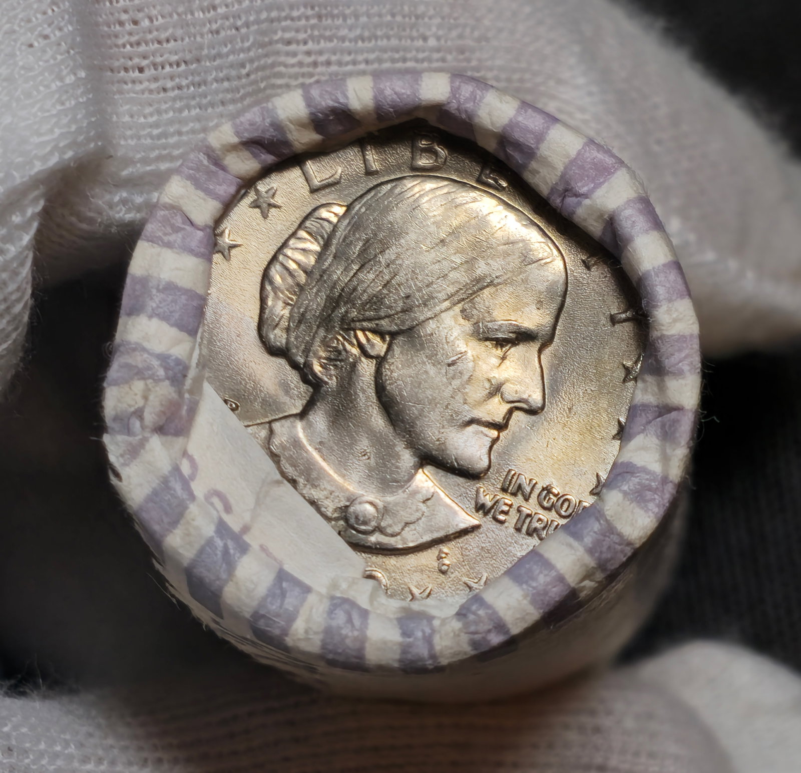 1979 Susan B. Anthony Dollar Brink's, Inc 25 Dollar Roll Uncirculated: A roll of (25) 1979 Susan B. Anthony dollar coins. Uncirculated in Brink's, Inc roll.