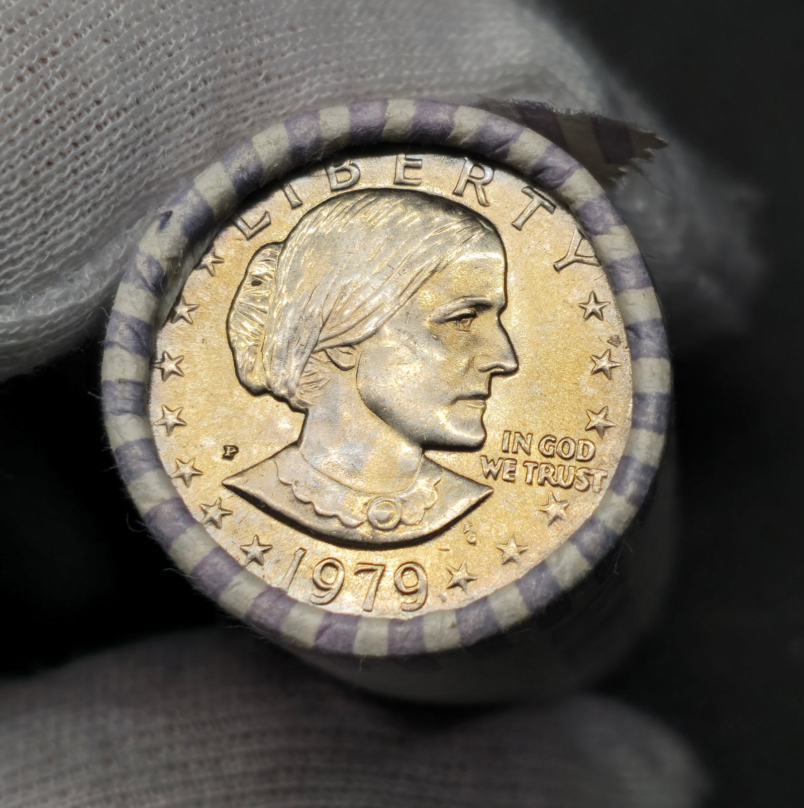 1979 Susan B. Anthony Dollar Original Federal Reserve 25 Dollar Roll Uncirculated: A roll of (25) 1979 Susan B. Anthony dollar coins. Uncirculated in Federal Reserve Bank roll.
