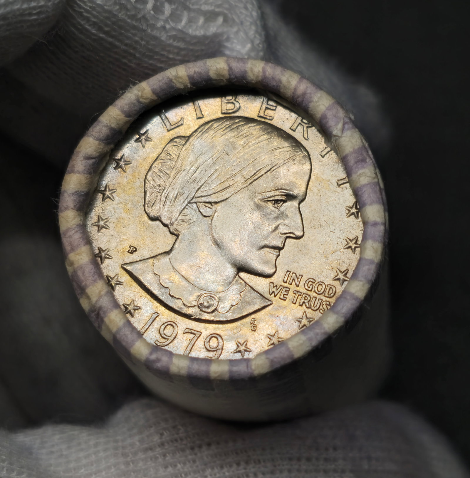 1979 Susan B. Anthony Dollar Original Federal Reserve 25 Dollar Roll Uncirculated: A roll of (25) 1979 Susan B. Anthony dollar coins. Uncirculated in Federal Reserve Bank roll.