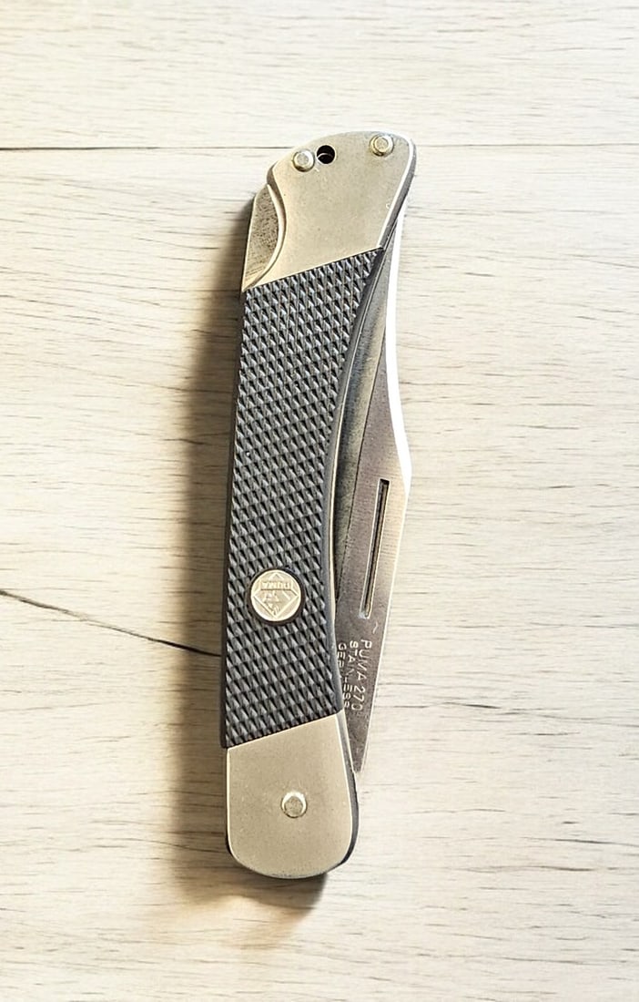 Vintage Puma Solingen Germany 270 Knife 14081: Vintage Puma Solingen Germany 270 Knife 14081. 1979. Steel blade with carbon fiber handle. Original box and papers. Open: 8 3/4". Closed: 4 3/4".