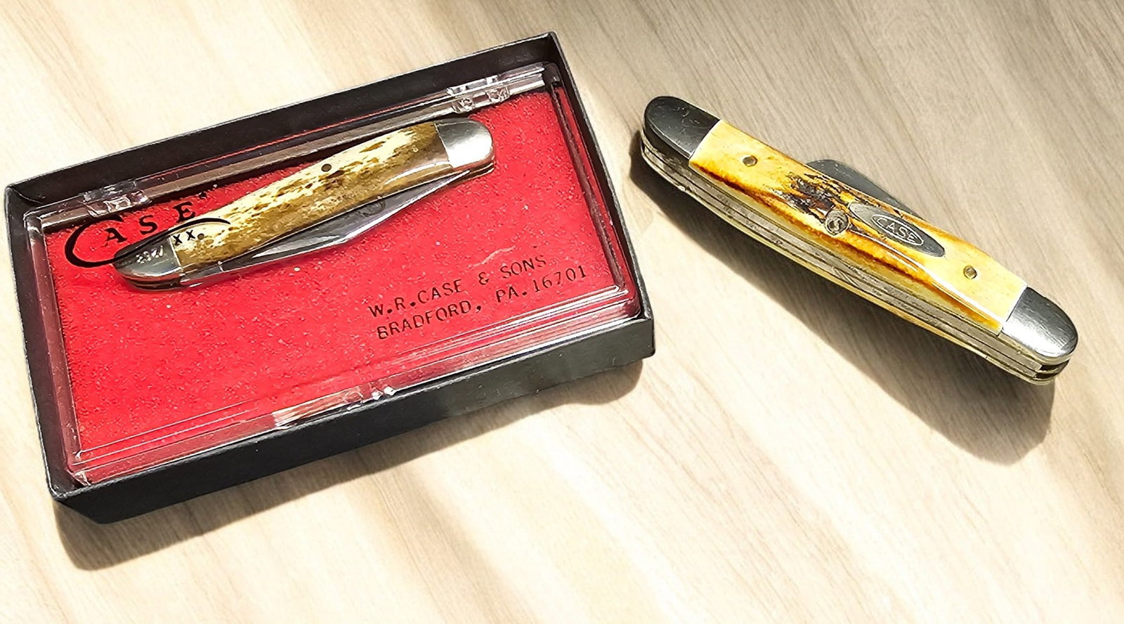 Case XX 5318HP 1980 10 Dot 1905 75th Anniversary 1980 Stag & 1978 Case XX Appaloosa Bone Handle: Case XX 5318HP 1980 10 Dot 1905 75th Anniversary 1980 Stag, (3) stainless steel blades. Open: 6", Closed: 3 1/2", --- 1978 Case XX Appaloosa Bone Handle Peanut Pattern # A6220. (2) stainless steel bla
