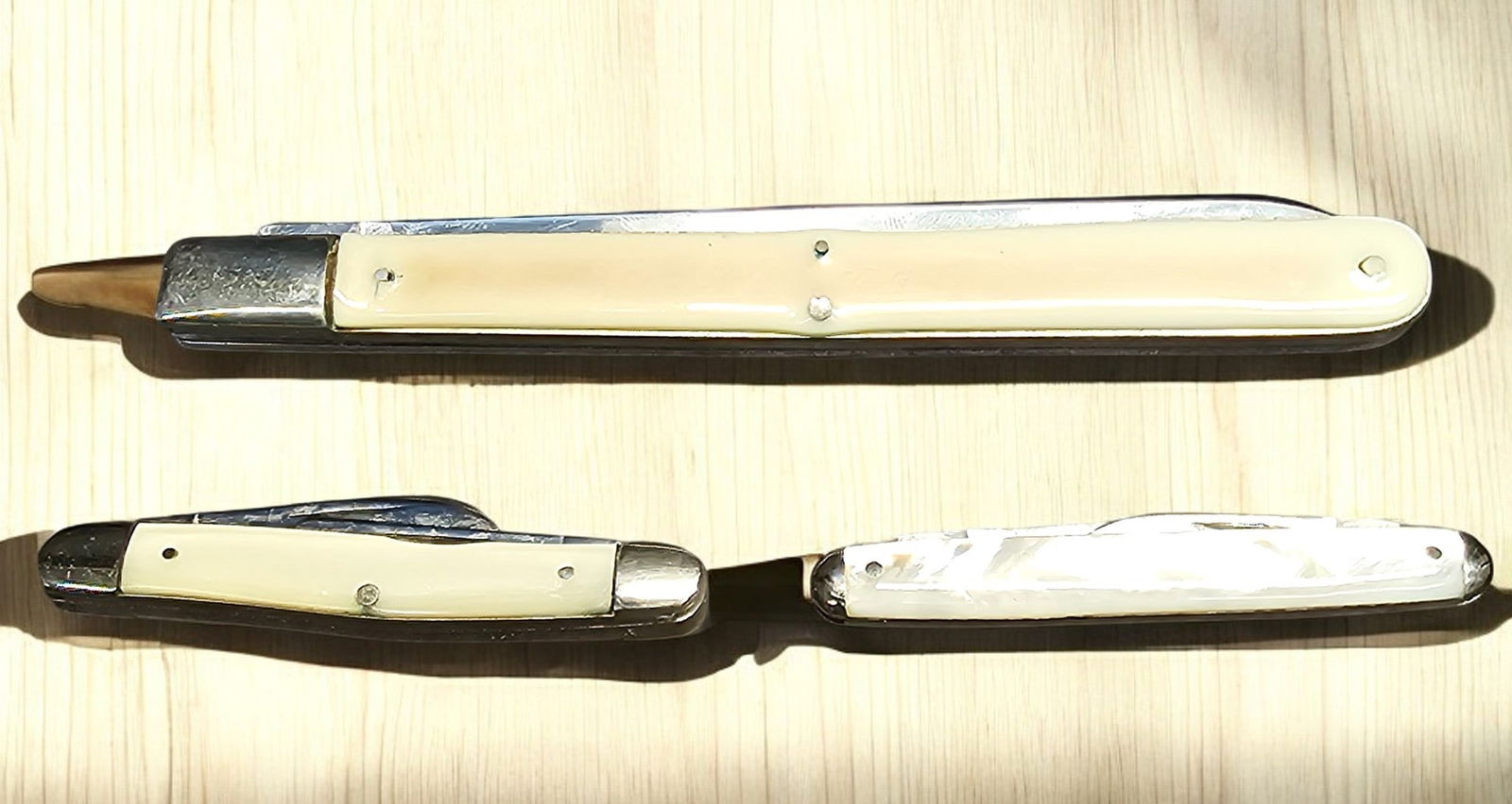 Case XX Stainless USA 8 Dot (1972) White 4200 Melon Tester Knife & Vintage 1940-1964, Case XX 8261: Case XX Stainless USA 8 Dot (1972) White 4200 Melon Tester Knife 2 Stainless Steel Blades, Smooth White Composition Handle. Open: 10", Closed: 5 1/2" --- Vintage 1940-1964 Case XX 8261 Pearl handles P