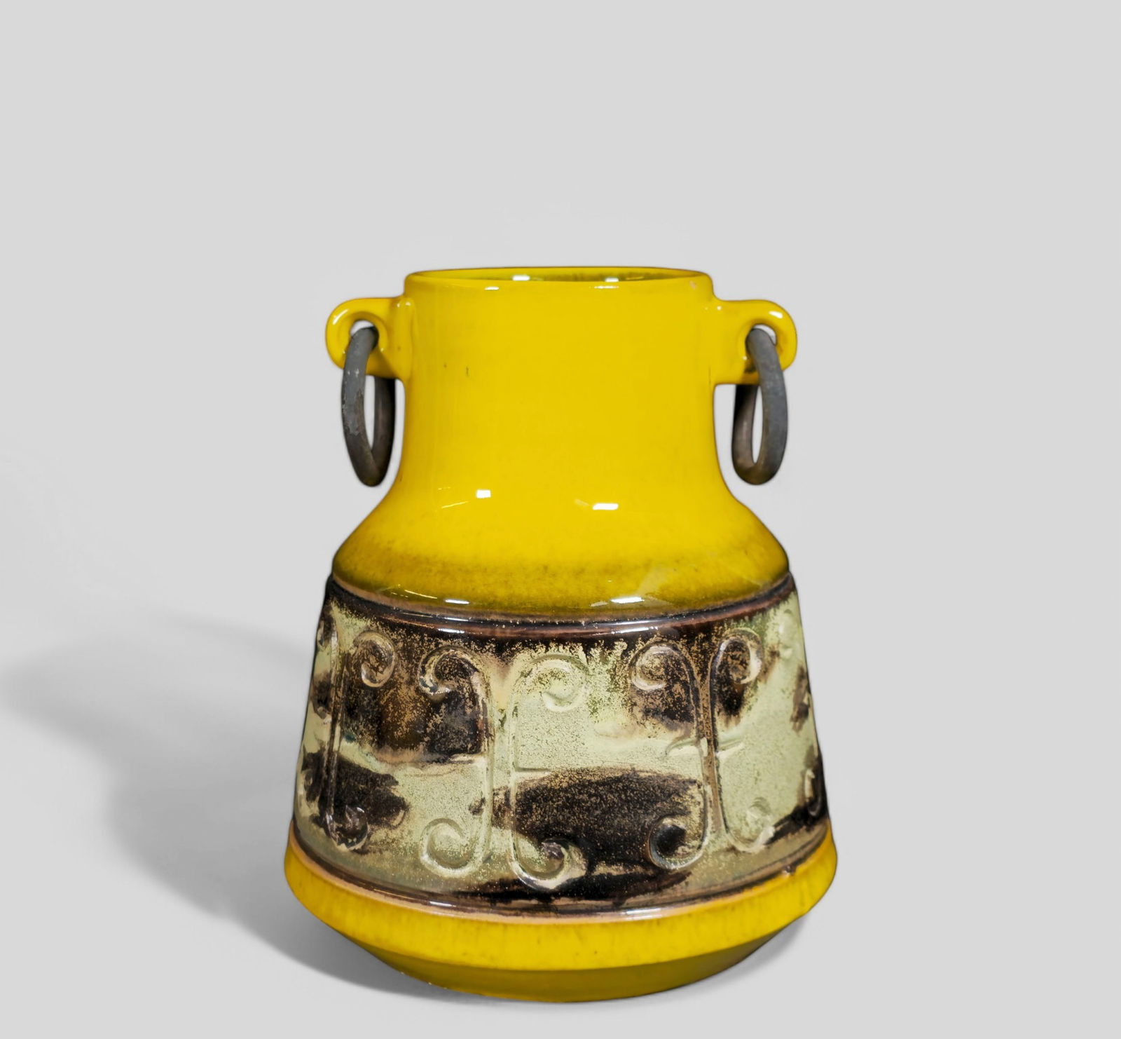 Alvino Bagni Bitossi Vase: Alvino Bagni Bitossi Vase. Rosenthal Netter. Sold at Raymor Italy, 1960. Glazed earthenware and metal. 6 1/4dia x 7 1/8h.