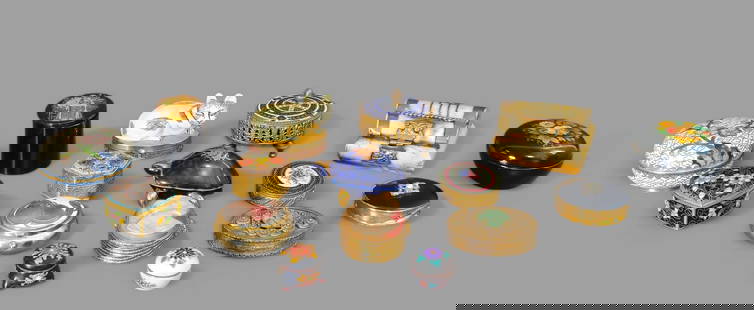 Assembled Japanese Japanese & French Pill Boxes: Assembled Japanese Japanese & French Pill Boxes, (16) total. Chinese brass and jade, horse and brass, (2) cloisonne, Russian and Japaense paper mache, Brass and enamel, cameo, cat, enamel cat and bras