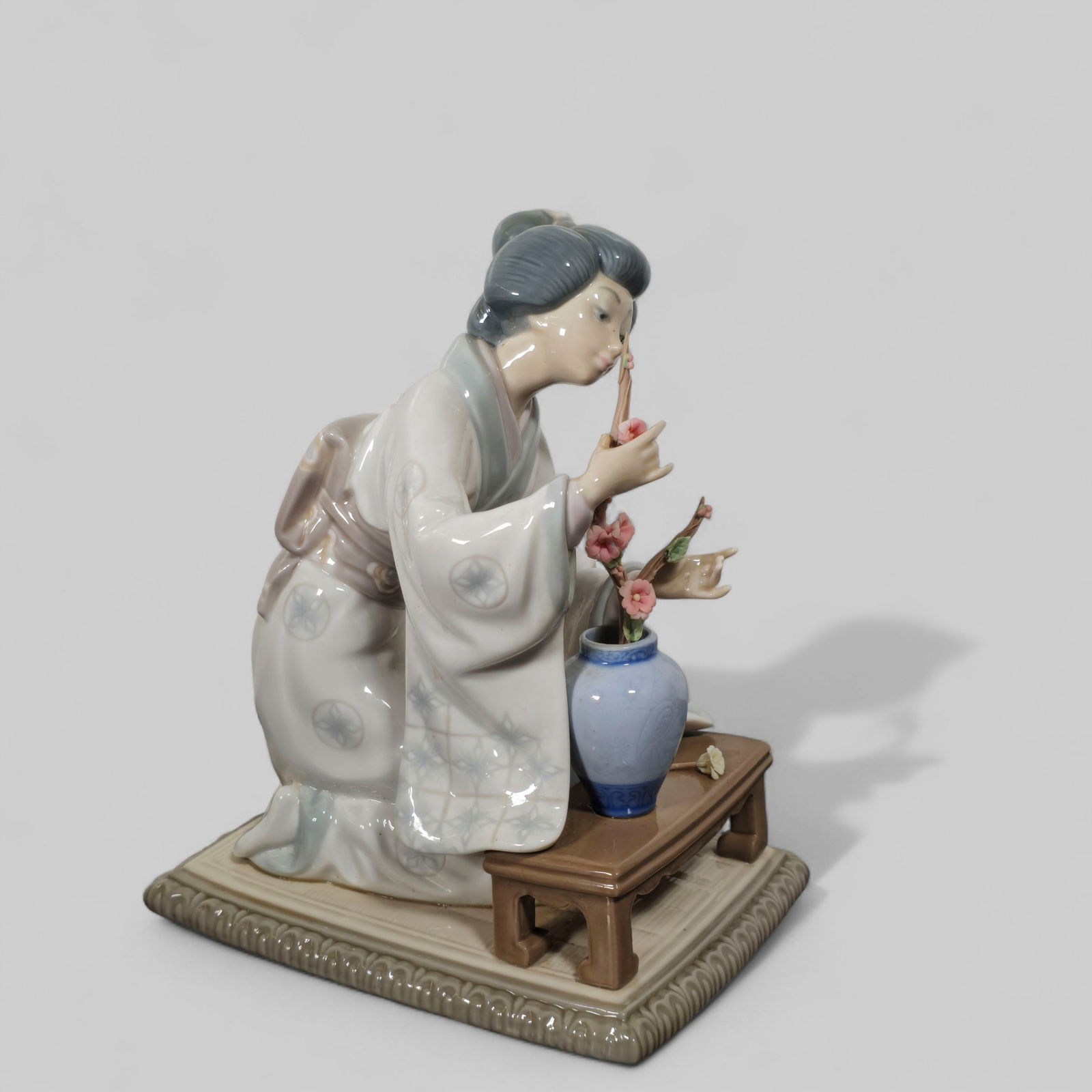 Lladro Figurine #4840, Lady Arranging Flowers (1 of 7)