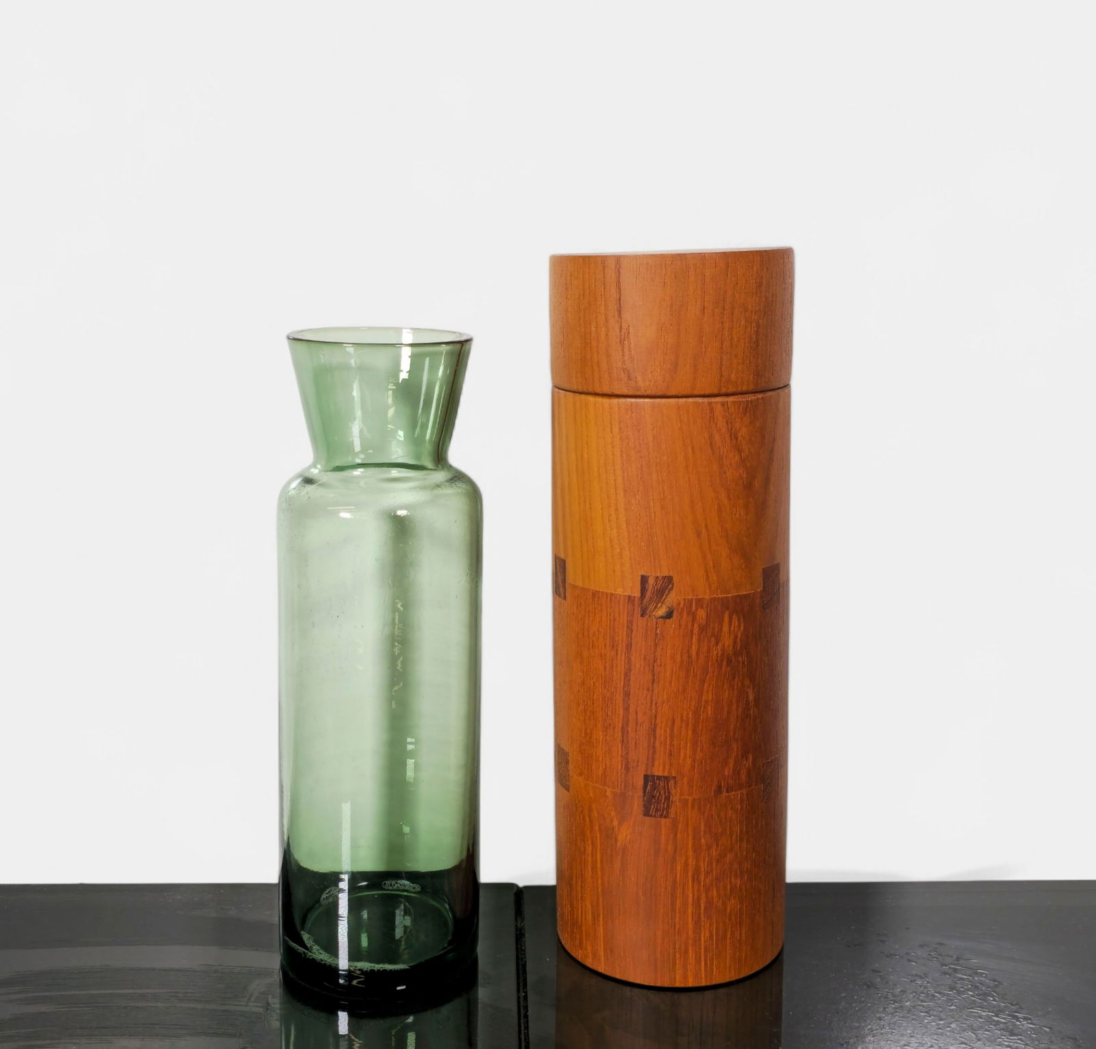 Mid-Century Sowe Konst of Sweden Teak-Cased Flower Vase: Cylindrical mid-century modern flower vase with a green blown-glass liner encased in a dovetailed teak sleeve with removable lid. Marked to underside Sowe Konst of Sweden – Genuine Teakwood. A f