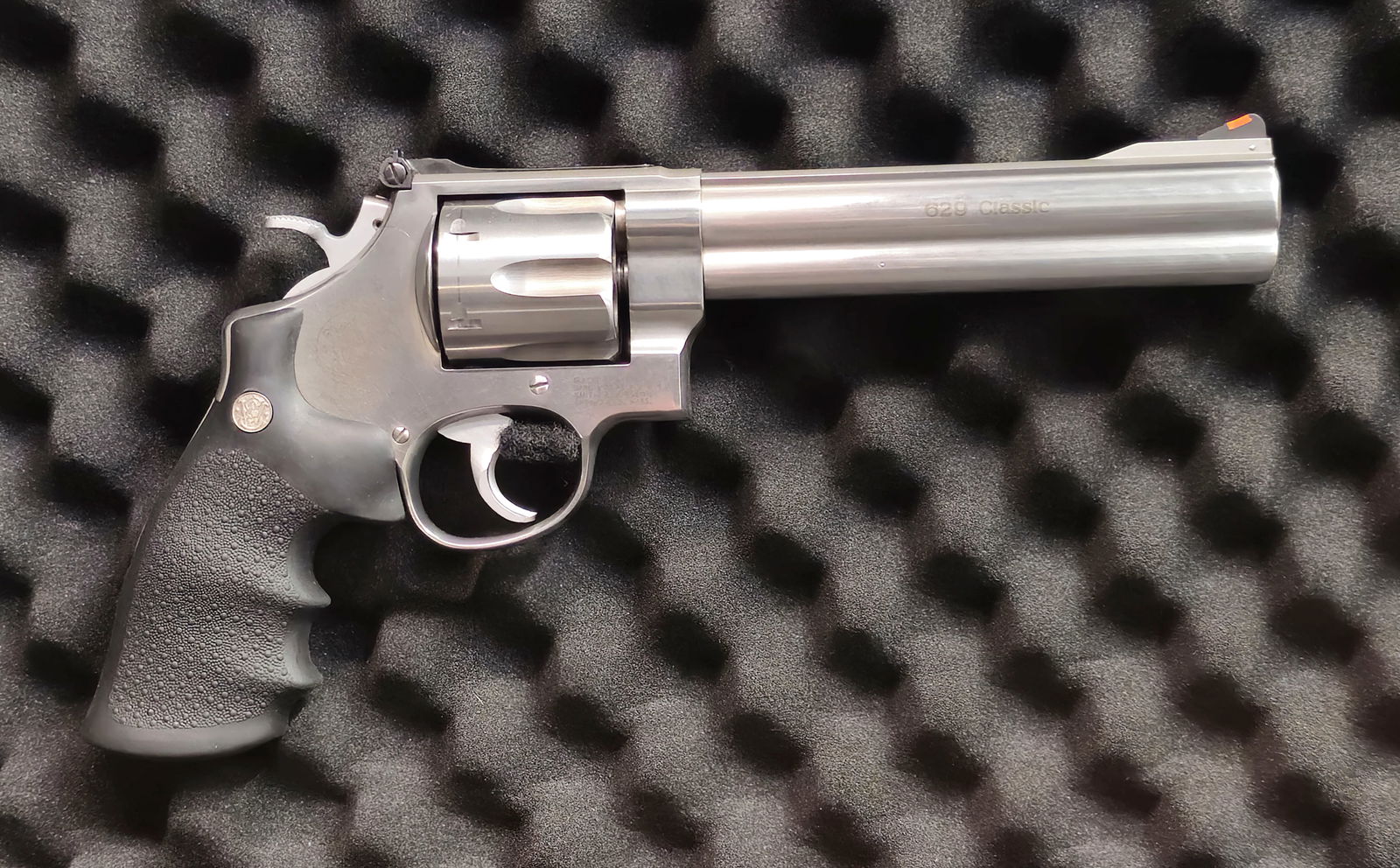 Smith & Wesson Model 629 Classic .44 Magnum: Smith & Wesson Model 629 Classic .44 Magnum. SN BNN8190. Stainless revolver with long full-lug barrel and rubber target grips, appears near-new in original packaging. Barrel - 6 1/2". Total length 12"