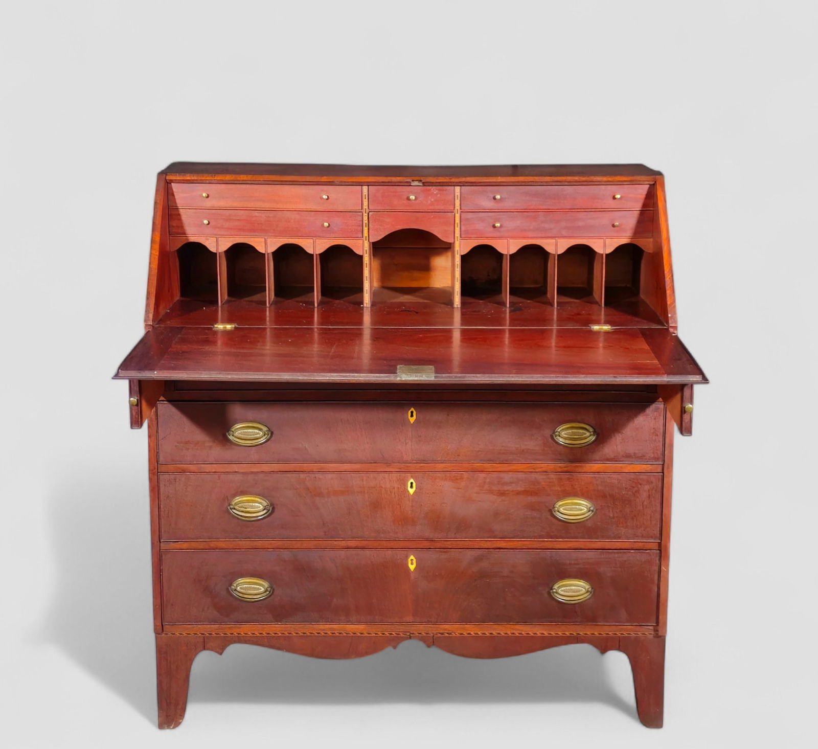 19th Century Connecticut Mahogany Inlaid Slant Front Desk: 19th Century Connecticut Mahogany Inlaid Slant Front Desk. Circa 1800. Dovetailed construction and slant front lid. 4 graduated drawers with original pulls. Poplar secondary wood. Fitted interior with
