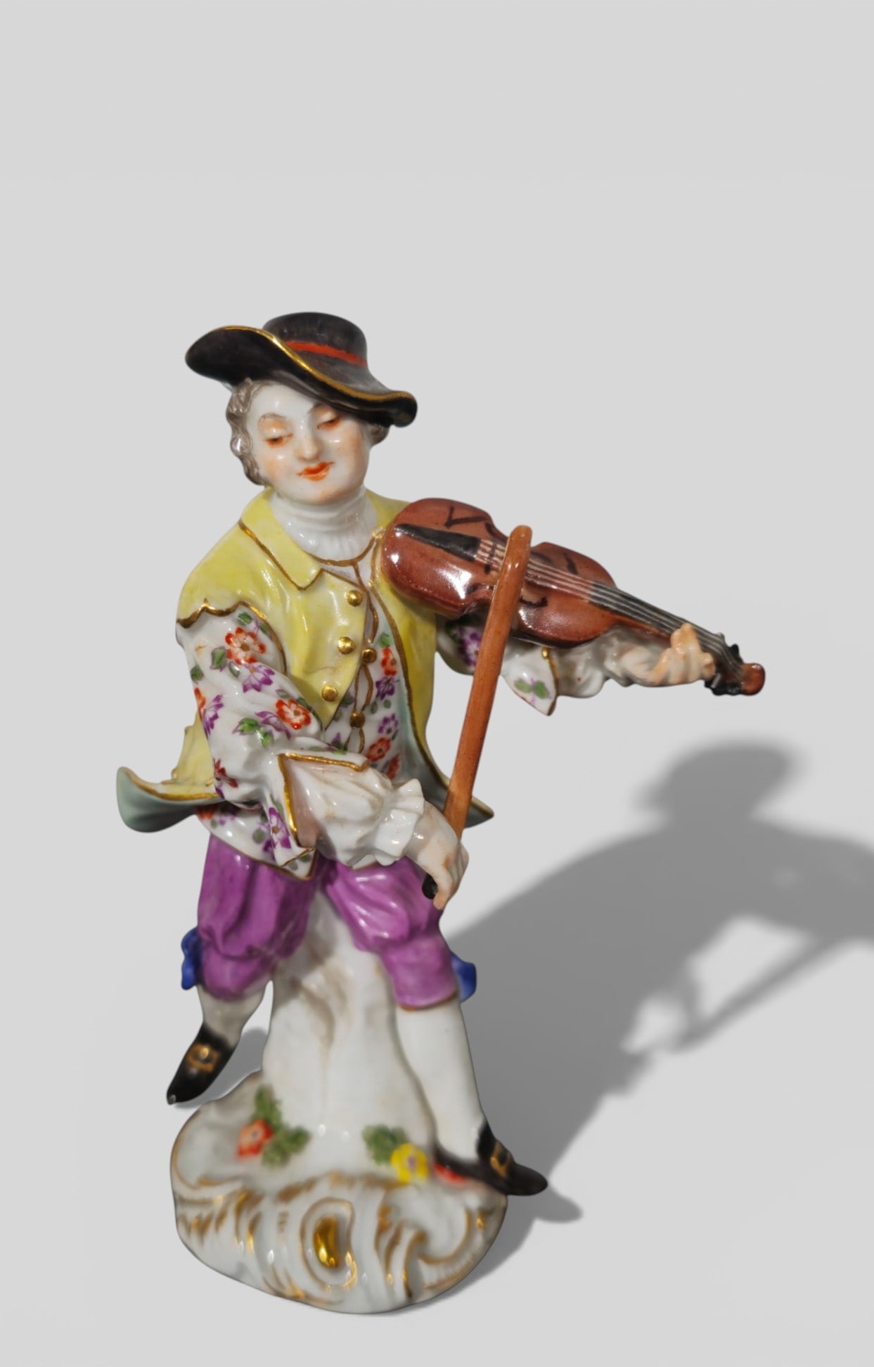 Crossed Swords Meissen Porcelain Figurine of Violinist: Crossed Swords Meissen Porcelain Figurine of Violinist. Circa 1750. Modeled by P. Reinke. Crossed swords mark to underside. 3w x 2 1/2d x 5 1/8h.