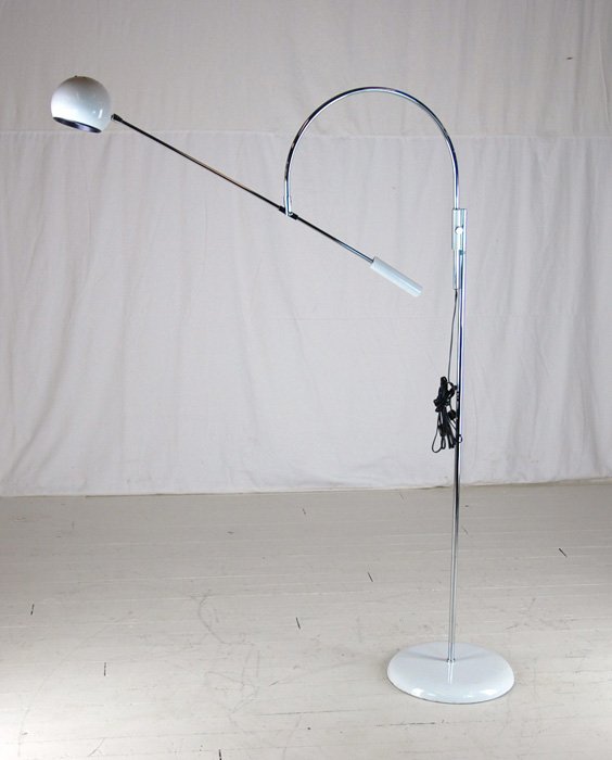Robert Sonneman: Heavy enameled steel and chrome-plated counter-balanced swing arm lamp. Original label. Has been rewired. 65H