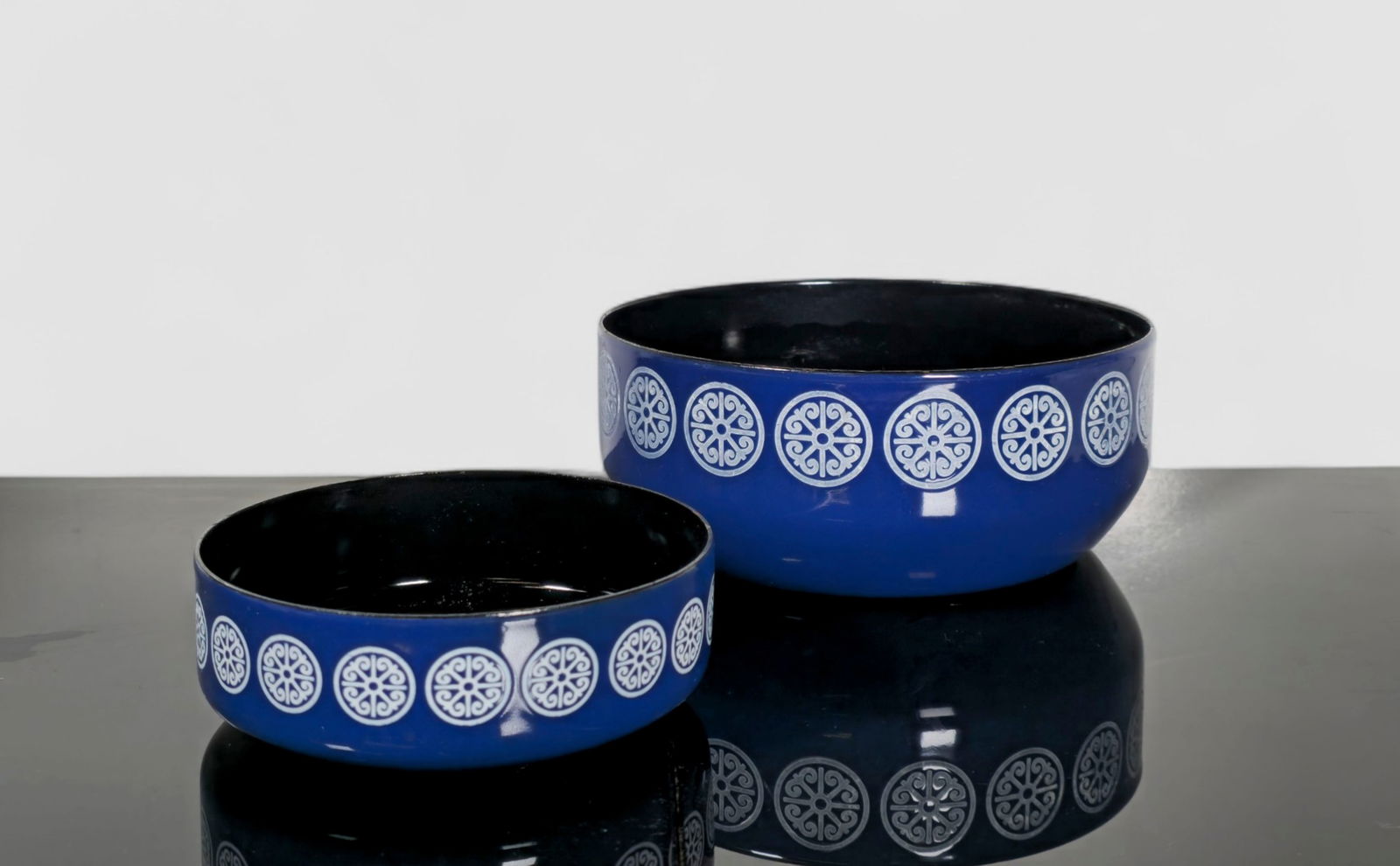 Kaj Franck Finel Enamel Orient Bowls: Kaj Franck Finel Enamel Orient Bowls. Set of 2. Arabia. Denmark. 1960. Lare - 8 dia x 3 1/8h. Smaller - 5 5/8 dia x 1 3/4h.