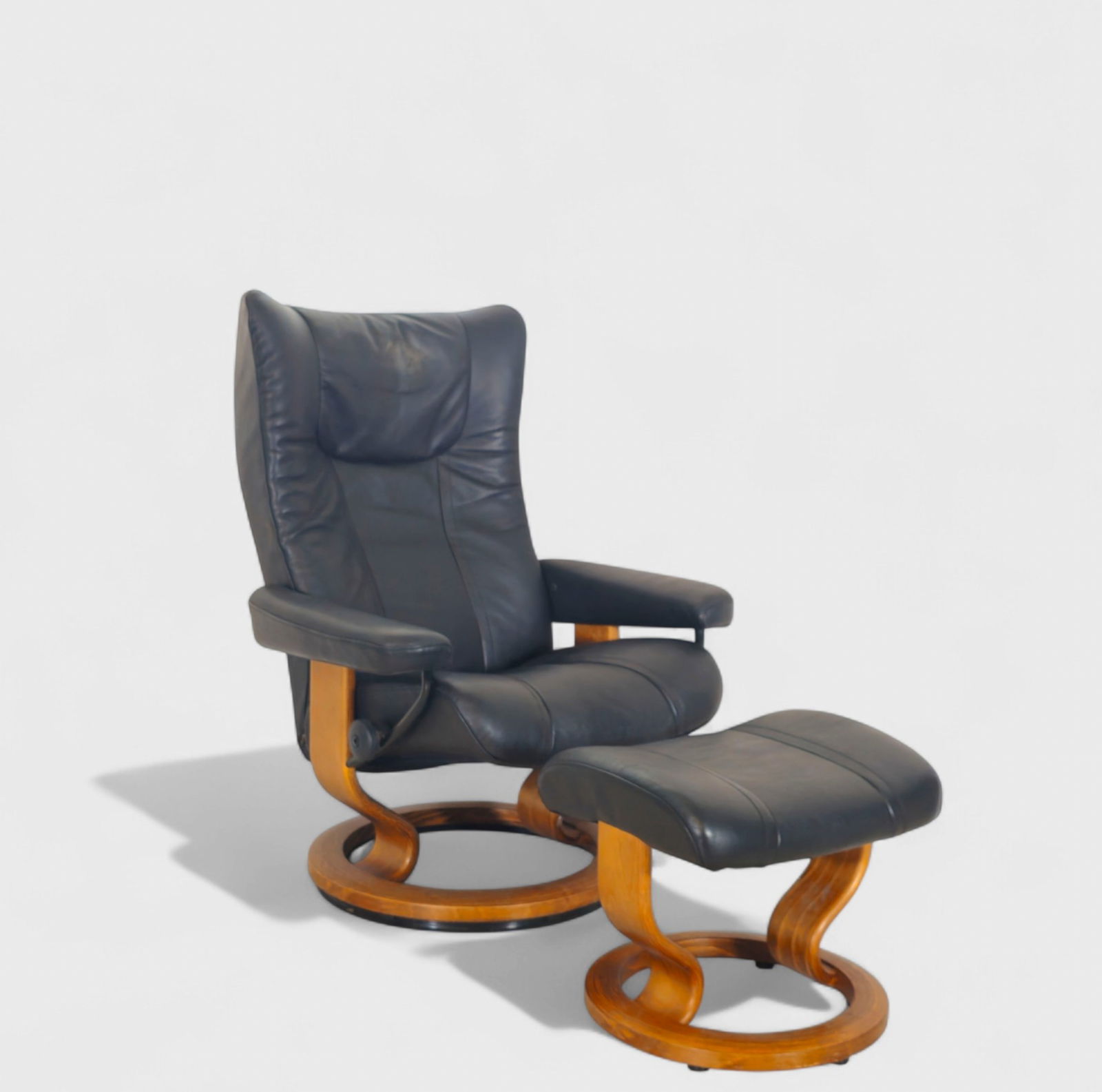 Ekornes Stressless Loung Chair & Ottoman: Ekornes Stressless Loung Chair & Ottoman. Norway. Laminated walnut and leather. 33w x 37d x 38 1/2h SH- 15 1/2.