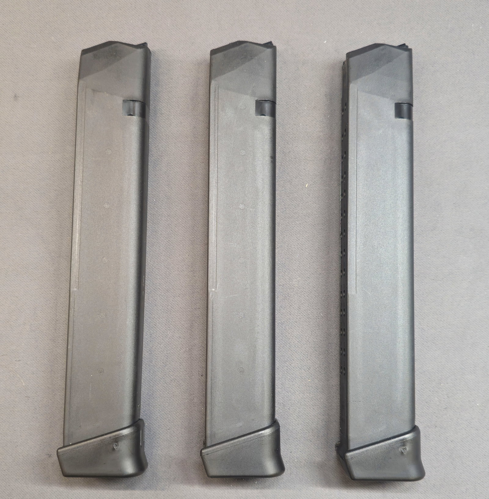 Glock 19 9mm 30 Round Magazines: Glock 19 9mm 30 Round Magazines: (3) total magazines. Marked Glock & 4422-02 to underside.