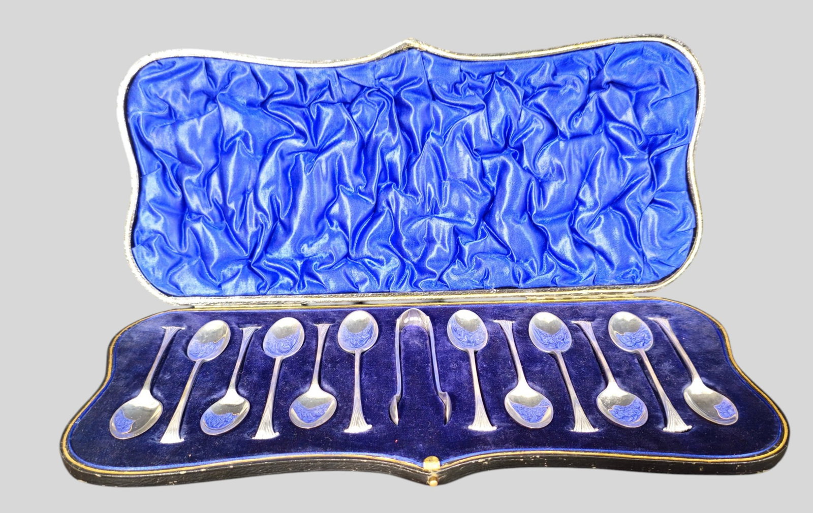 William Hutton & Sons Onslow Sterling Tea Spoons and Tongs: William Hutton & Sons Onslow Sterling Tea Spoons and Tongs. London, 1909. Hallmarks to underside. Spoons 4 3/8 long. Tongs 4 inches long. Custom silk and velvet lined hinged lid case. Case 14w x 6 1/4