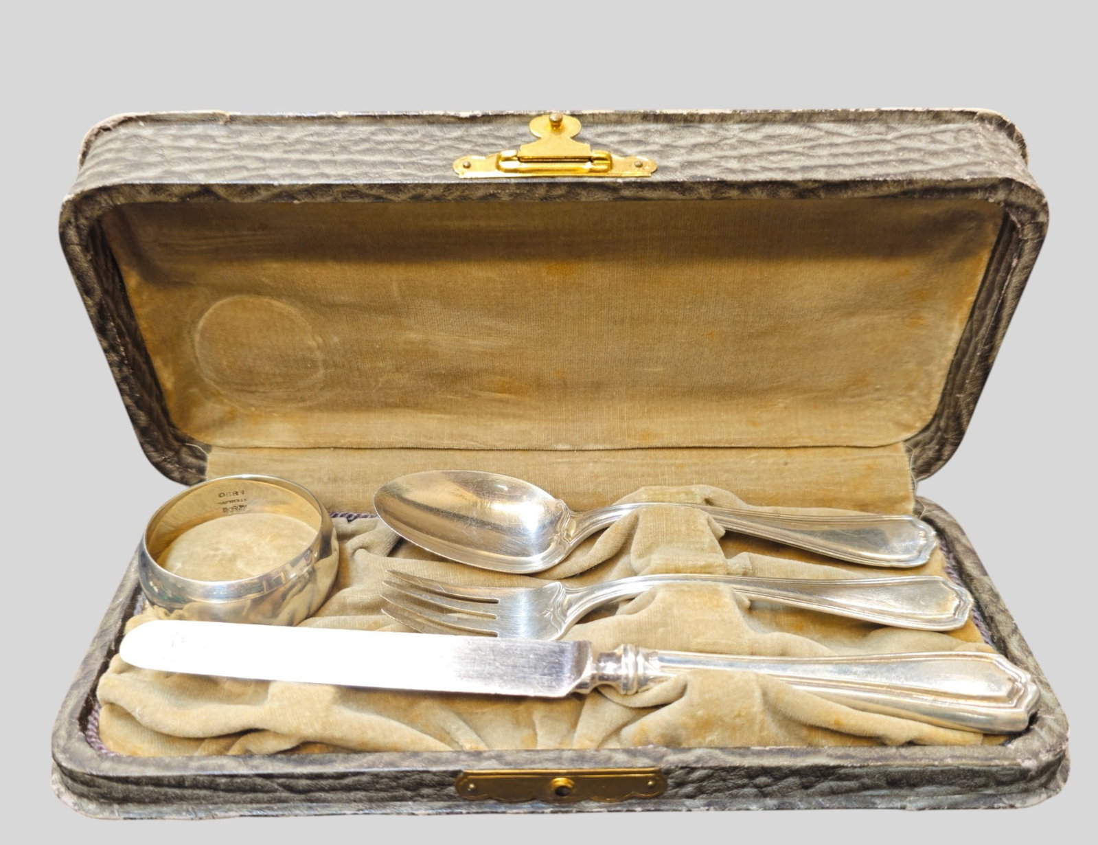 Reed and Barton Hepplewhitw Child's Set: Reed and Barton Hepplewhitw Child's Set. 4 piece set in fitted hinged lid velvet lined case. Manufacturer's mark to underside and Sterling. Case 9w x 4d x 2h. Weight (not including knife) 2.805 ozt