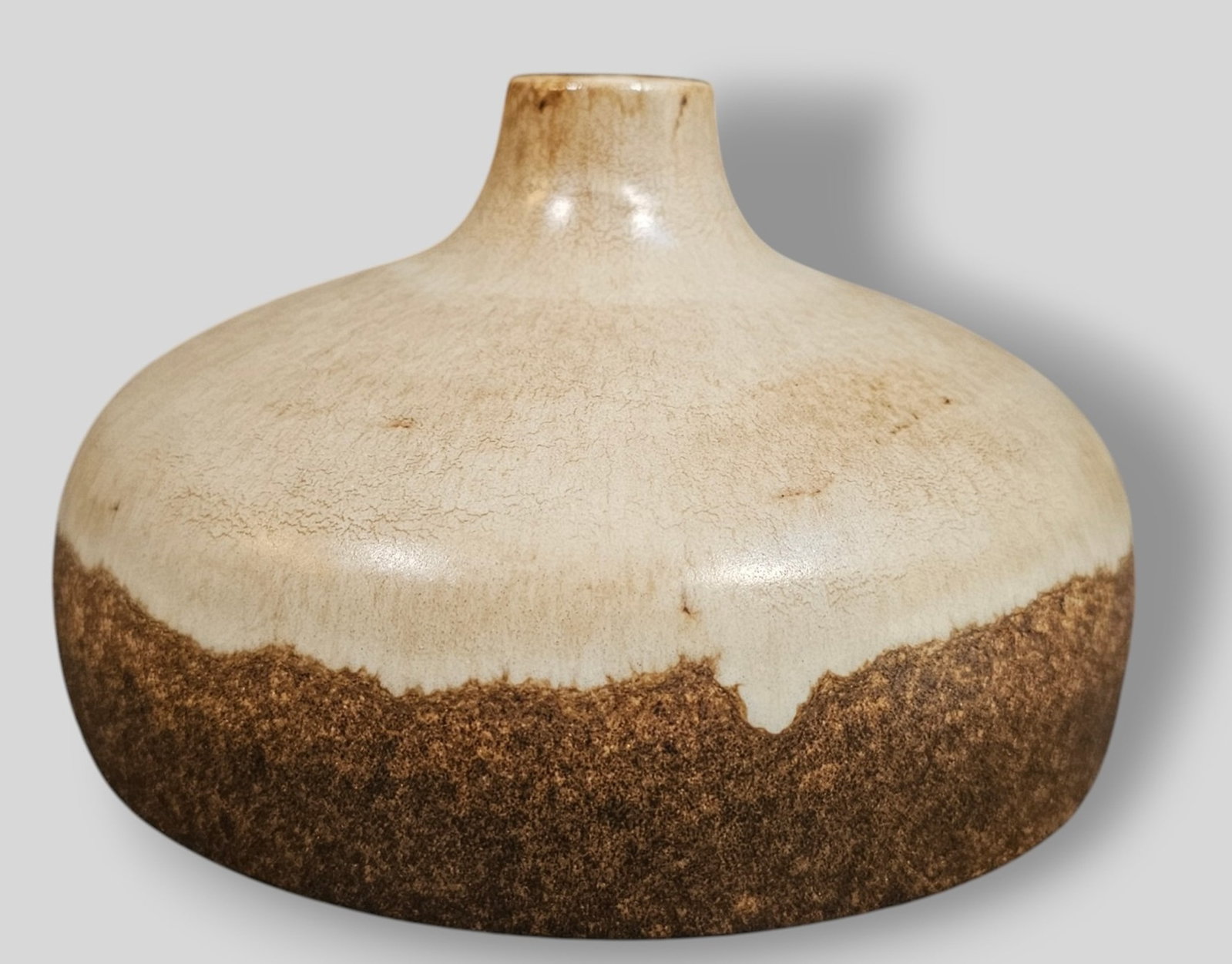 Alvino Bagni Raymor Vase: Alvino Bagni Raymor Vase. Raymor. Italy. 1958. Glazed Earthenware. 6 1/2 dia x 4h.
