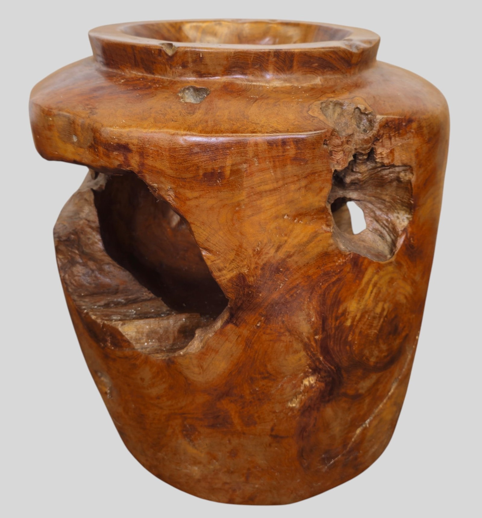 Monumental American Studio Craft Turned Vessel: Monumental American Studio Craft Turned Vessel. USA. 1960s. Burl. 17 1/2 dia x 18 1/2h.