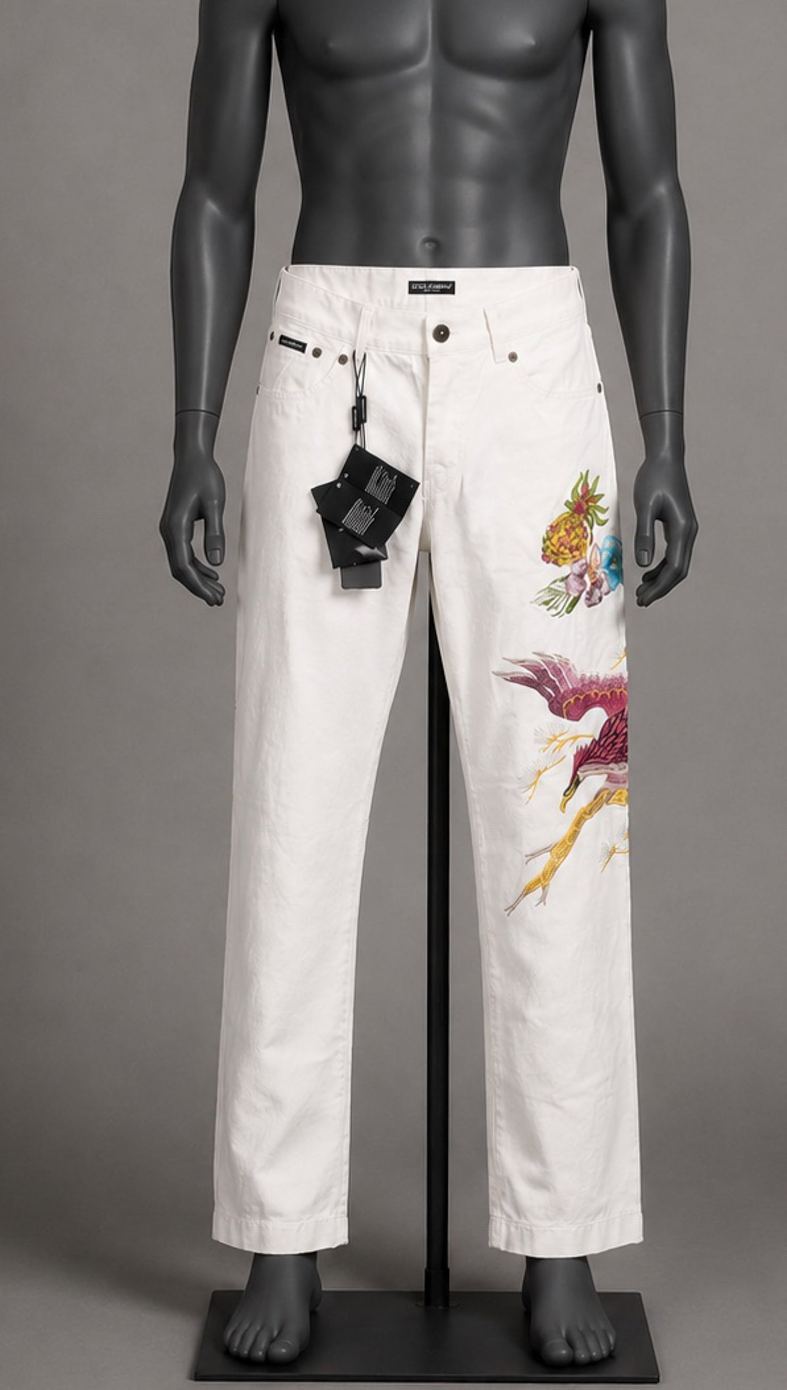 Designer New Old Stock Hawaii Dolce & Gabbana Size 50: Designer New Old Stock Hawaii Dolce & Gabbana Size 50. White jeans with embroidered floral, bird and pineapple motif. Original bronze tone hardware and hang tags. Waist 37. Hips 43. Rise 10 1/2. Insea