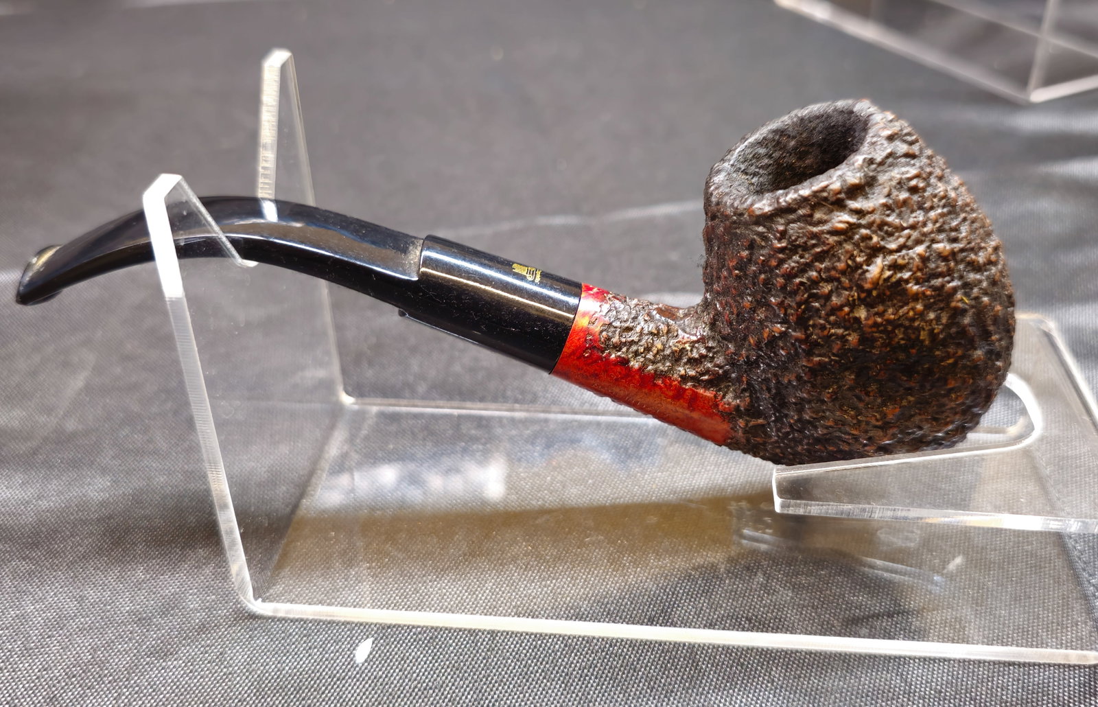 Capitello Corinzio Artigianato Italiano Bent Egg Pipe: Italian briar tobacco pipe in a distinctive bent Egg form, marked "Artigianato Italiano," "Made in Italy," and "Capitello Corinzio." Featuring a sculptural profile and traditional Italian