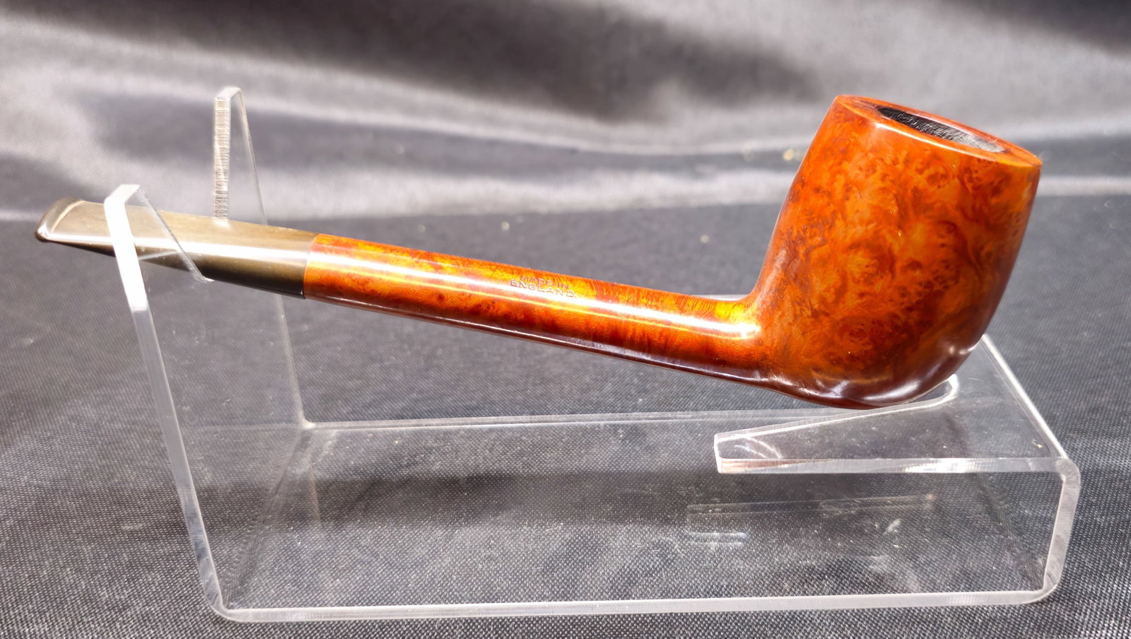 Barling's Make Ye Olde Wood 302: Barling's Make Ye Olde Wood 302. English briar tobacco pipe in a straight billiard form with a warm smooth finish and attractive grain. Marked "Barling's Make," "Ye Olde Wood," shape number "302,"