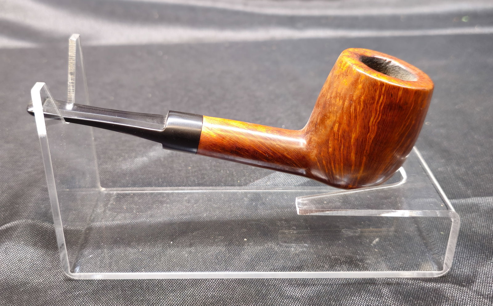 Barling Make Ye Olde Wood 249: Barling Make Ye Olde Wood 249. English briar tobacco pipe with a warm medium-brown finish displaying attractive straight and flame grain throughout the bowl and shank. Straight configuration with
