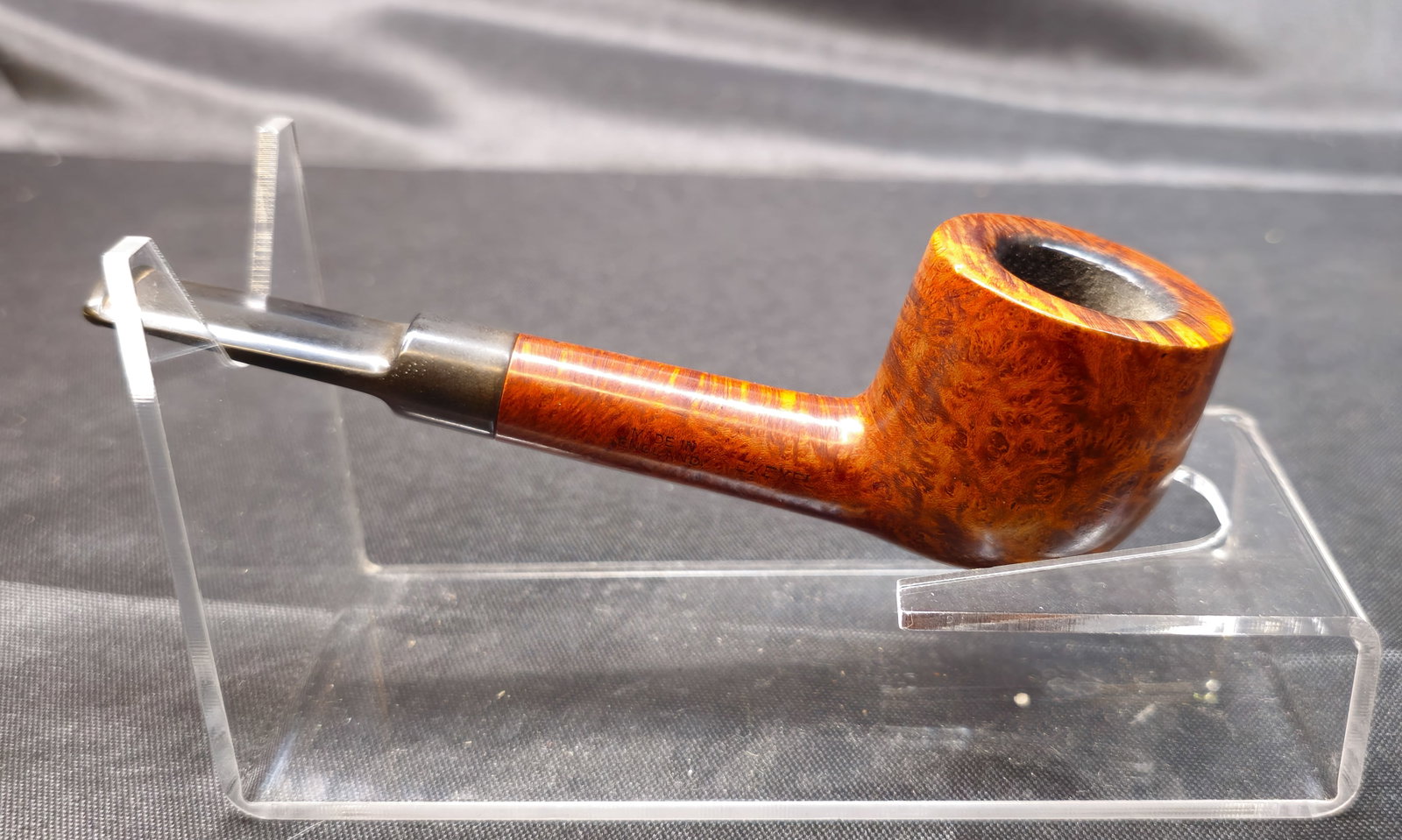 Barling’s Make Ye Olde Wood 272 Pipe: Barling’s Make Ye Olde Wood 272 Pipe. English briar tobacco pipe in a straight Billiard shape with warm brown finish and figured grain, fitted with a black tapered vulcanite stem. Stamped