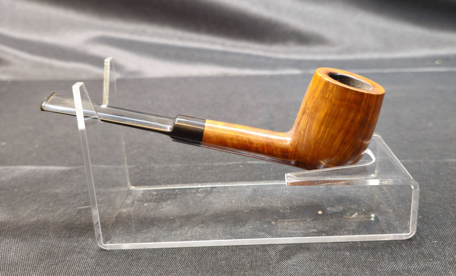 GBD Straight Grain Pipe: GBD Straight Grain Pipe. English briar tobacco pipe in a straight billiard shape with warm brown smooth finish and prominent straight grain, fitted with a black saddle stem bearing the GBD oval logo.