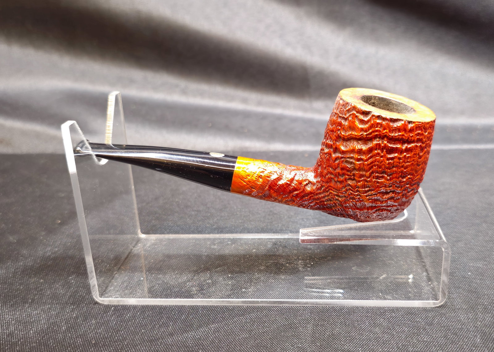 Mastro de Paja Fatta a Mano 1B Pipe: Mastro de Paja Fatta a Mano 1B Pipe. Italian briar tobacco pipe with rusticated reddish-brown finish, straight shape and black mouthpiece bearing the Mastro de Paja emblem. Stamped "Mastro de Paja,"
