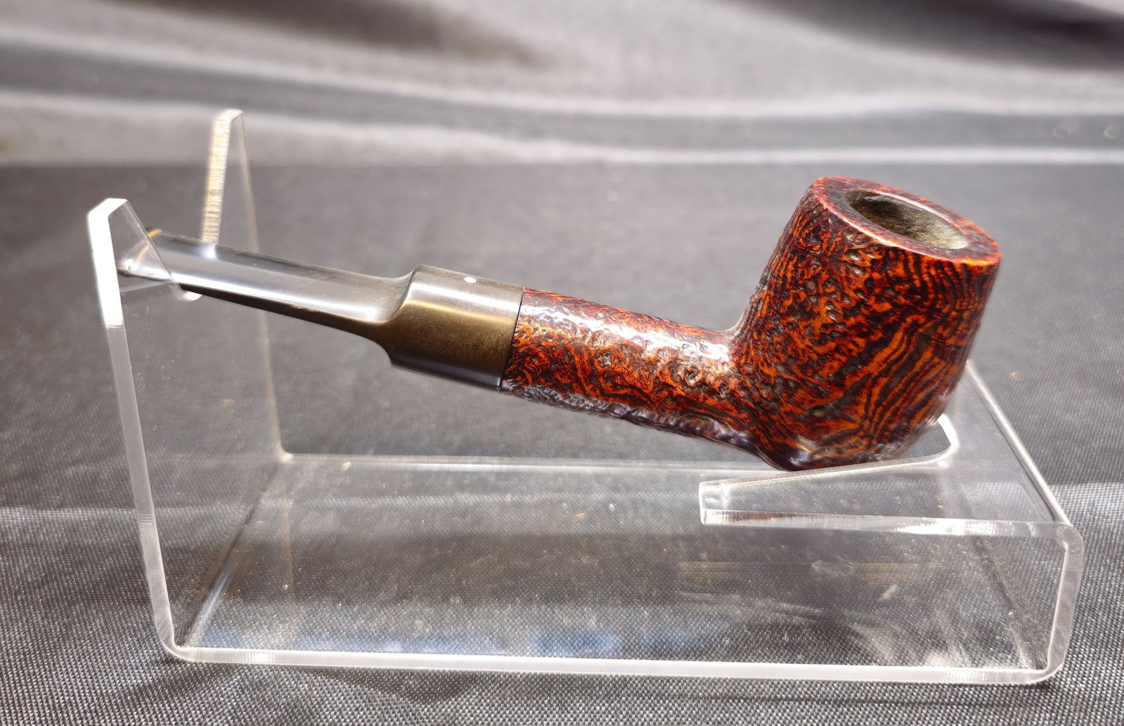 Dunhill Shell Briar 5127 F/T Pipe: Dunhill Shell Briar 5127 F/T Pipe. Dunhill tobacco pipe in a straight Dublin shape with richly textured reddish-brown sandblasted Shell Briar finish and black vulcanite fishtail stem with white