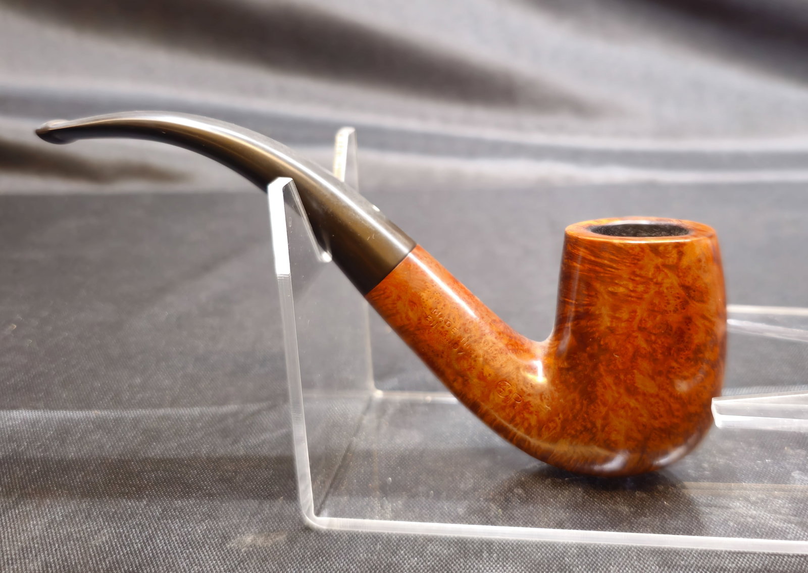 Dunhill Root Briar 120 F/T Pipe: Dunhill Root Briar 120 F/T Pipe. Dunhill tobacco pipe in a bent billiard shape with smooth warm brown Root Briar finish displaying attractive birdseye and grain throughout, fitted with a black