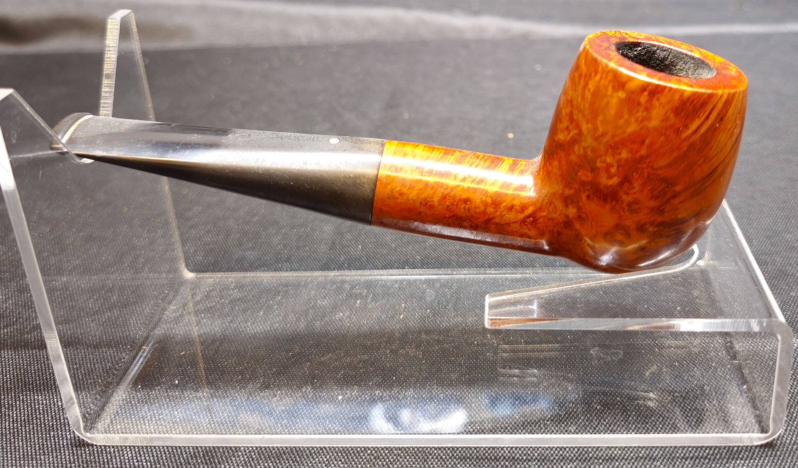 Dunhill Root Briar 127 Pipe: Dunhill Root Briar 127 Pipe. English briar tobacco pipe in a straight billiard shape with a warm light-brown smooth finish displaying attractive natural grain and a black vulcanite stem bearing the