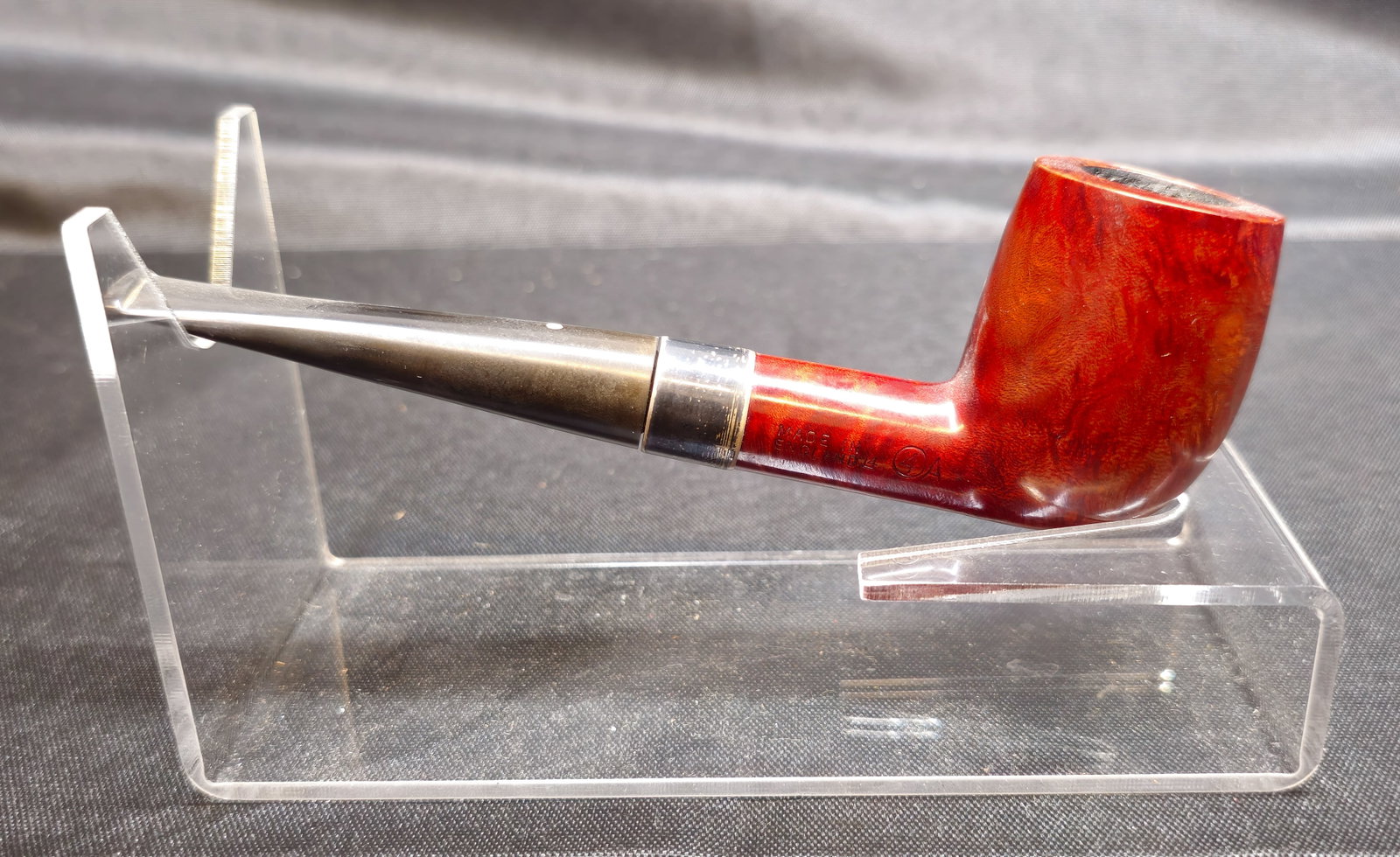 Dunhill Bruyere 252 Pipe: Dunhill Bruyere 252 Pipe. English briar tobacco pipe in a straight billiard shape with a rich reddish-brown smooth finish, black vulcanite stem bearing the Dunhill white spot, and sterling silver