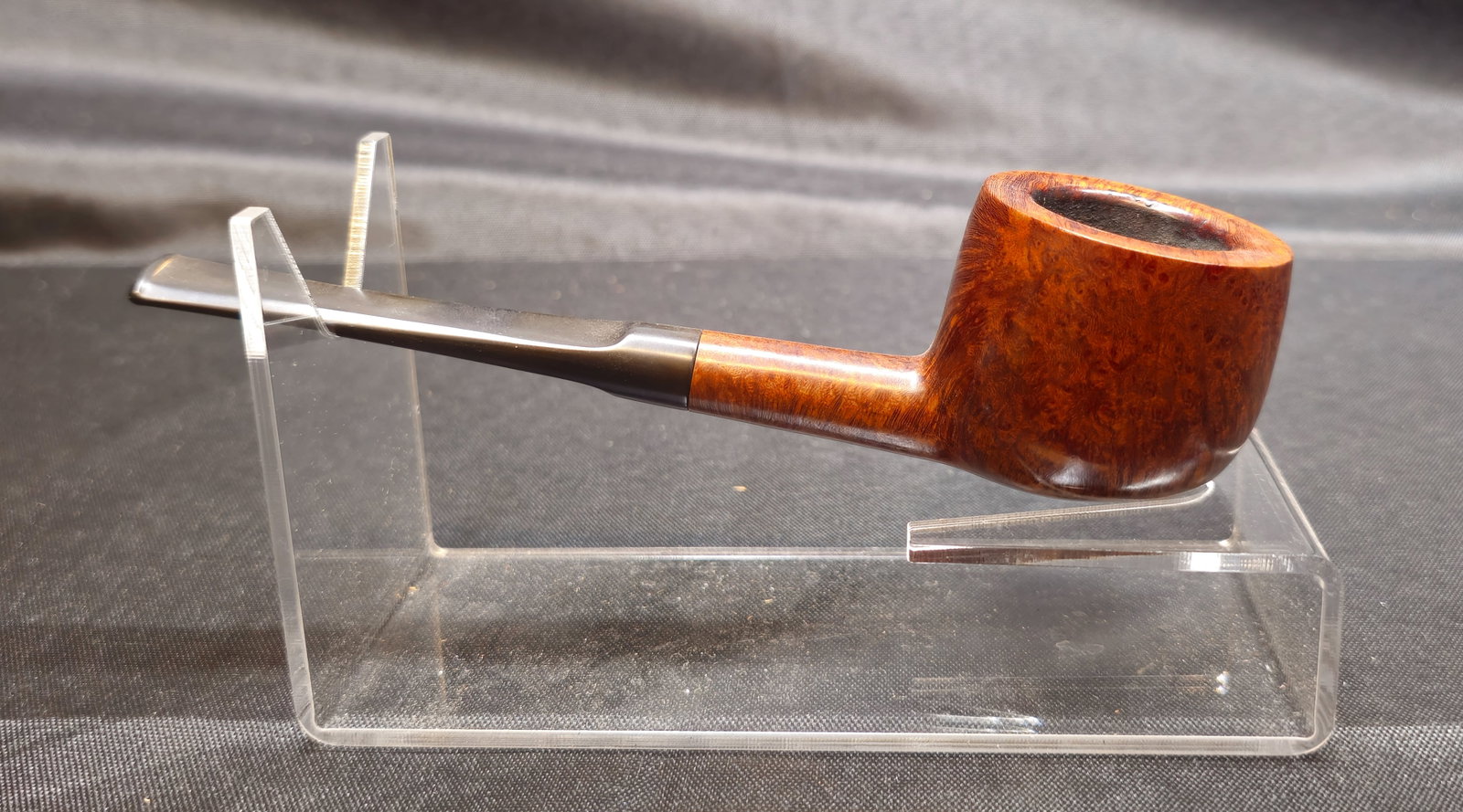 Barling's Make 6076 Pipe: Barling's Make 6076 Pipe. English briar tobacco pipe with smooth warm brown finish, straight billiard form and tapered black mouthpiece. Attractive birdseye and cross-grain figuring throughout the