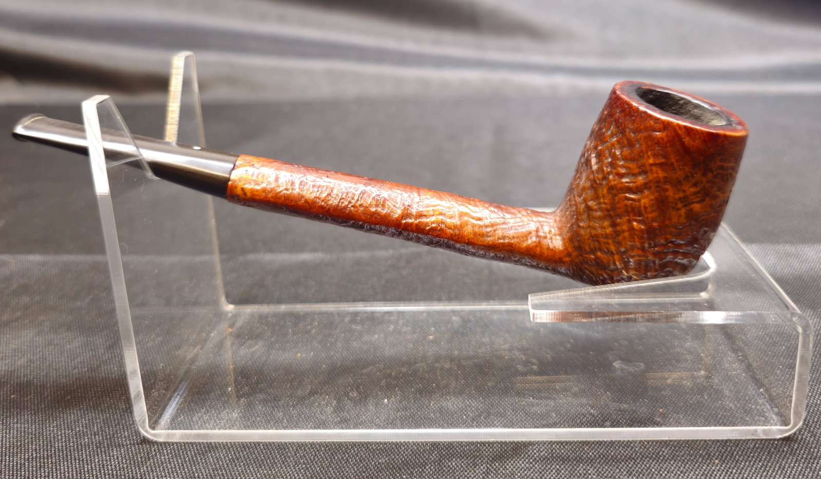 Dunhill ODA 831 Tanshell Pipe: Dunhill ODA 831 Tanshell Pipe. English briar tobacco pipe with sandblasted Tanshell finish, elongated straight form and black mouthpiece with white Dunhill spot. Stamped "ODA 831," "DUNHILL