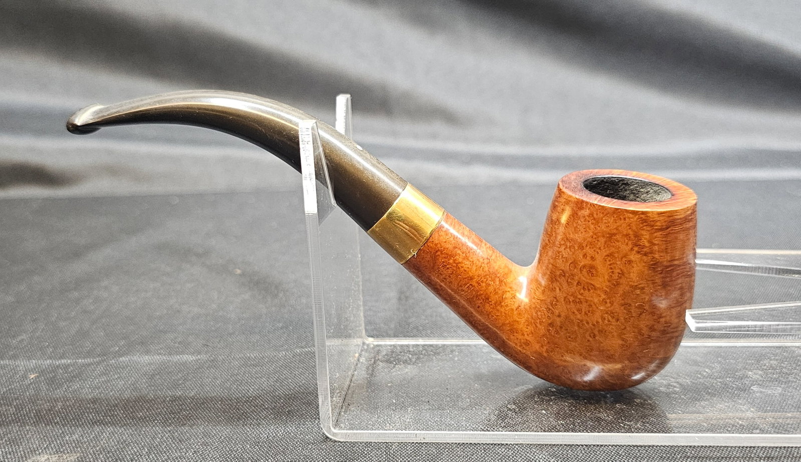 Dunhill B 02 Gold-Banded Pipe: Dunhill B 02 Gold-Banded Pipe. English briar tobacco pipe with smooth warm brown finish, bent form, black mouthpiece with white Dunhill spot and hallmarked gold band at shank. Illegible hallmarks on
