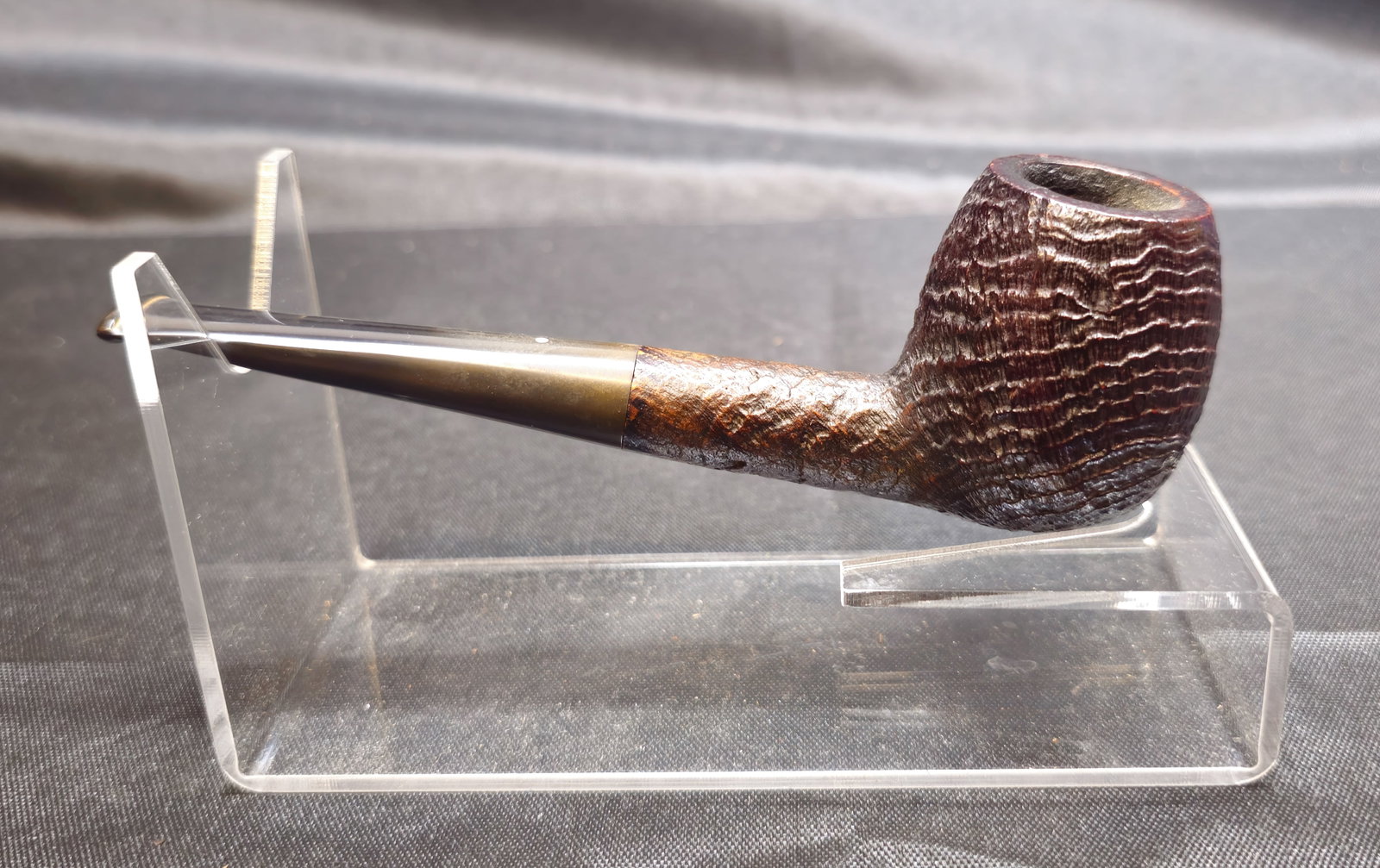 Dunhill Shell ODA 806 Pipe: Dunhill Shell ODA 806 Pipe. English briar tobacco pipe with dark Shell sandblast finish, straight form and black mouthpiece with white Dunhill spot. Stamped "ODA 806," "DUNHILL SHELL," "MADE IN