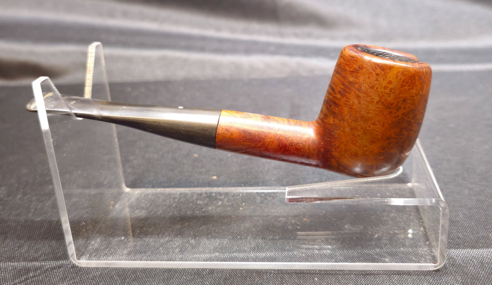 Dunhill Root Briar ODA 806 Pipe: Dunhill Root Briar ODA 806 Pipe. Smooth-finished briar tobacco pipe in a large straight billiard form with warm reddish-brown finish and black vulcanite stem bearing the Dunhill White Spot. Shank