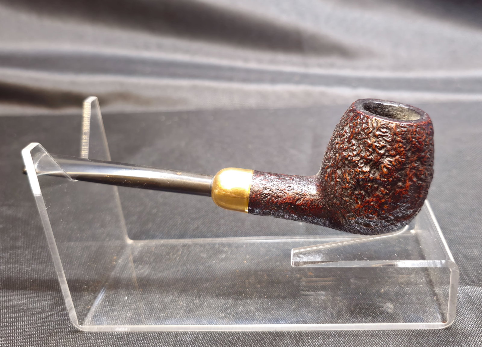 Dunhill Shell Briar ODA 806 14K Gold Band Pipe 1965: Dunhill Shell Briar ODA 806 14K Gold Band Pipe. 1965. English briar tobacco pipe with dark sandblast Shell Briar finish, straight form, black mouthpiece and 14K gold band. Stamped "ODA 806," "DUNHILL