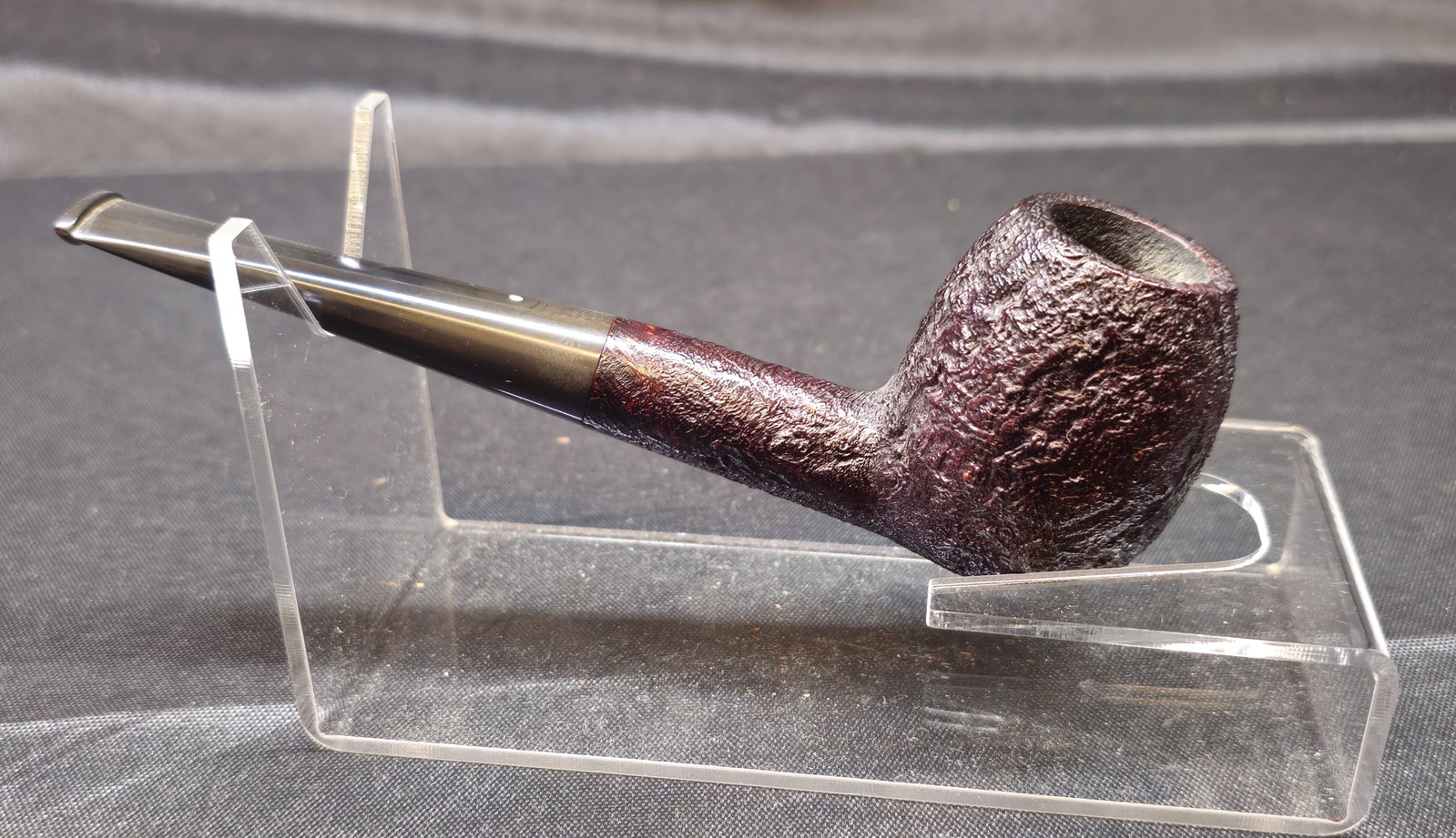 Dunhill Shell ODA 806 Pipe: Dunhill Shell ODA 806 Pipe. Circa 1965 English briar tobacco pipe from Dunhill's ODA series, featuring a deeply sandblasted Shell finish, straight stem and black vulcanite mouthpiece bearing the Dunhi