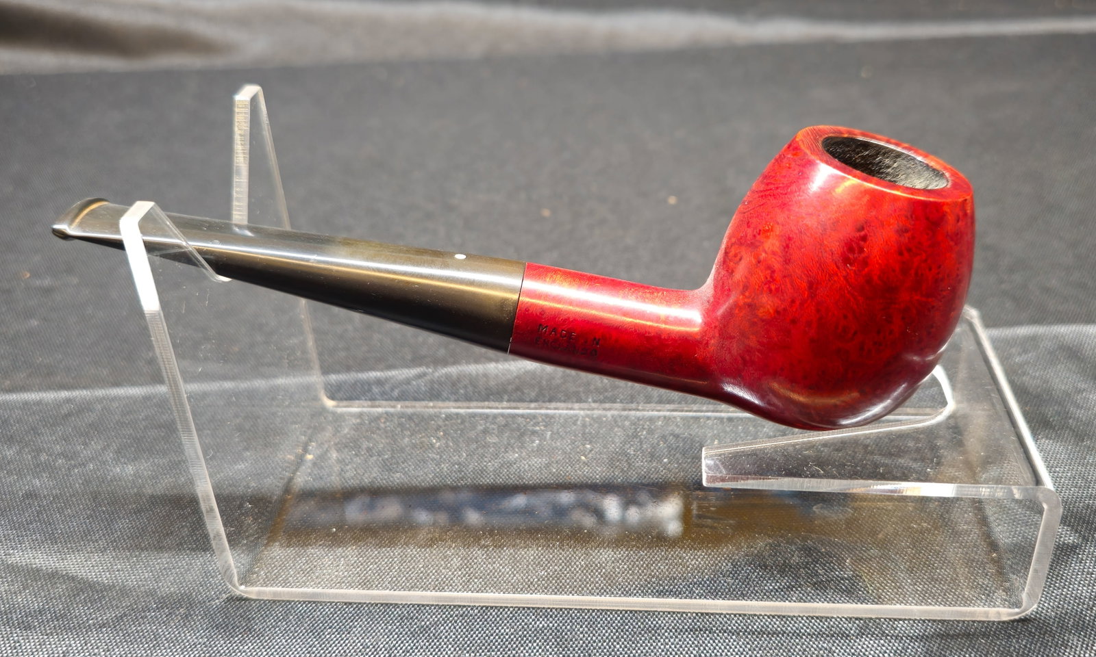 Dunhill Bruyere ODA 806 F/T Pipe: Dunhill Bruyere ODA 806 F/T Pipe. Circa 1960 English briar tobacco pipe in an apple form with smooth deep red Bruyere finish, black vulcanite mouthpiece, and Dunhill White Spot. Stamped "ODA 806," "F/