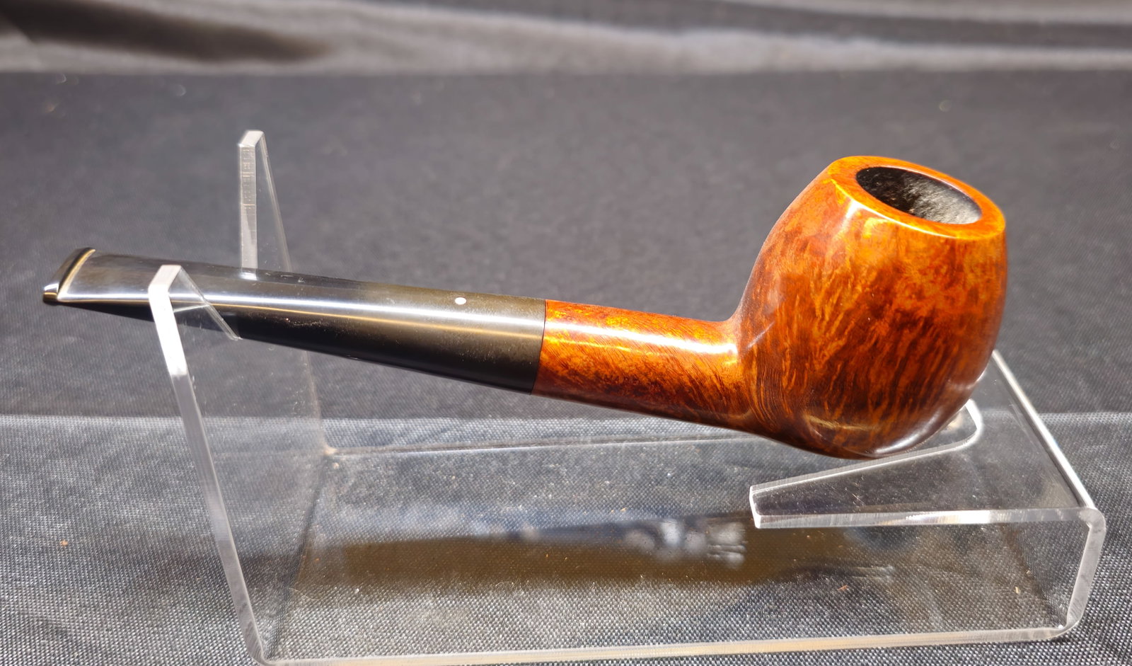 Dunhill Root Briar 61011 Pipe: Dunhill Root Briar 61011 Pipe. English briar tobacco pipe with smooth warm brown finish, straight stem and black mouthpiece with Dunhill White Spot. Stamped "61011," "DUNHILL ROOT BRIAR" and "MADE IN
